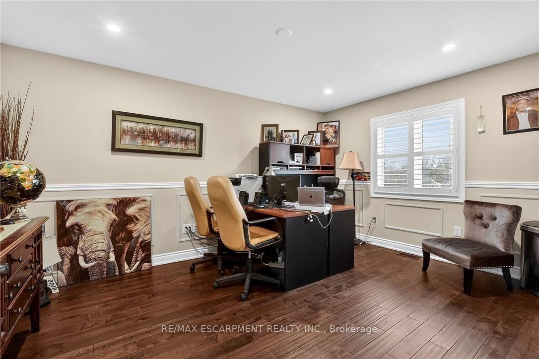 5499 Attema Crescent Property Photo 16