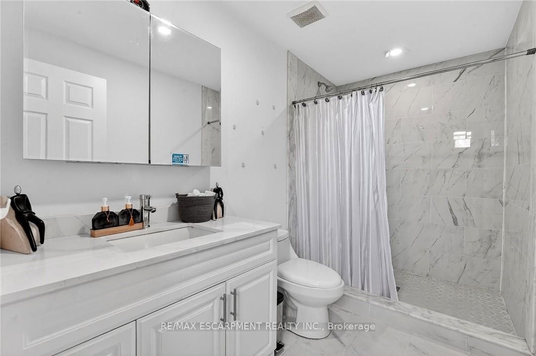5499 Attema Crescent Property Photo 40