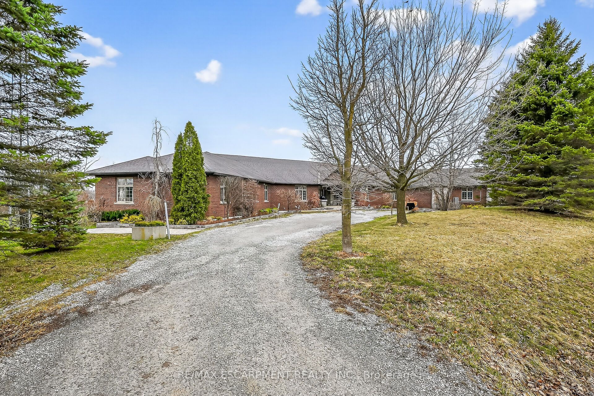 393 Old Onondaga Road E Property Photo 4
