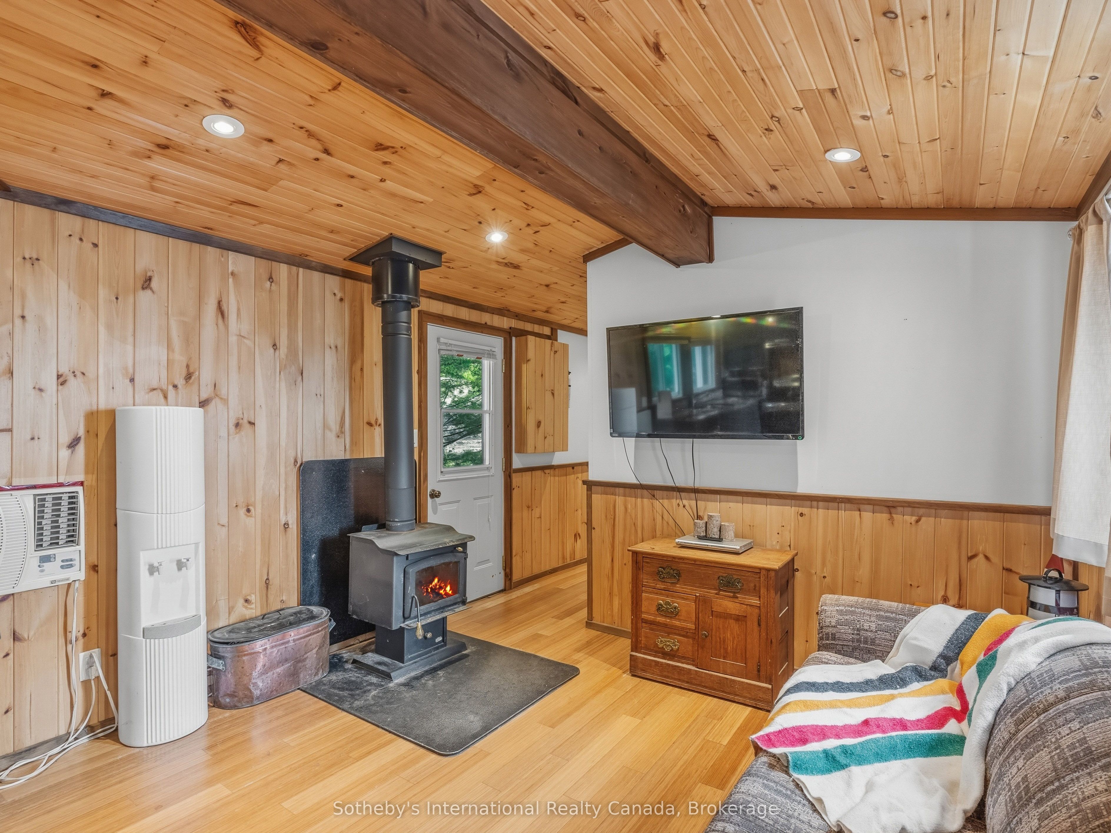 1040 Kahshe Lake Property Photo 14