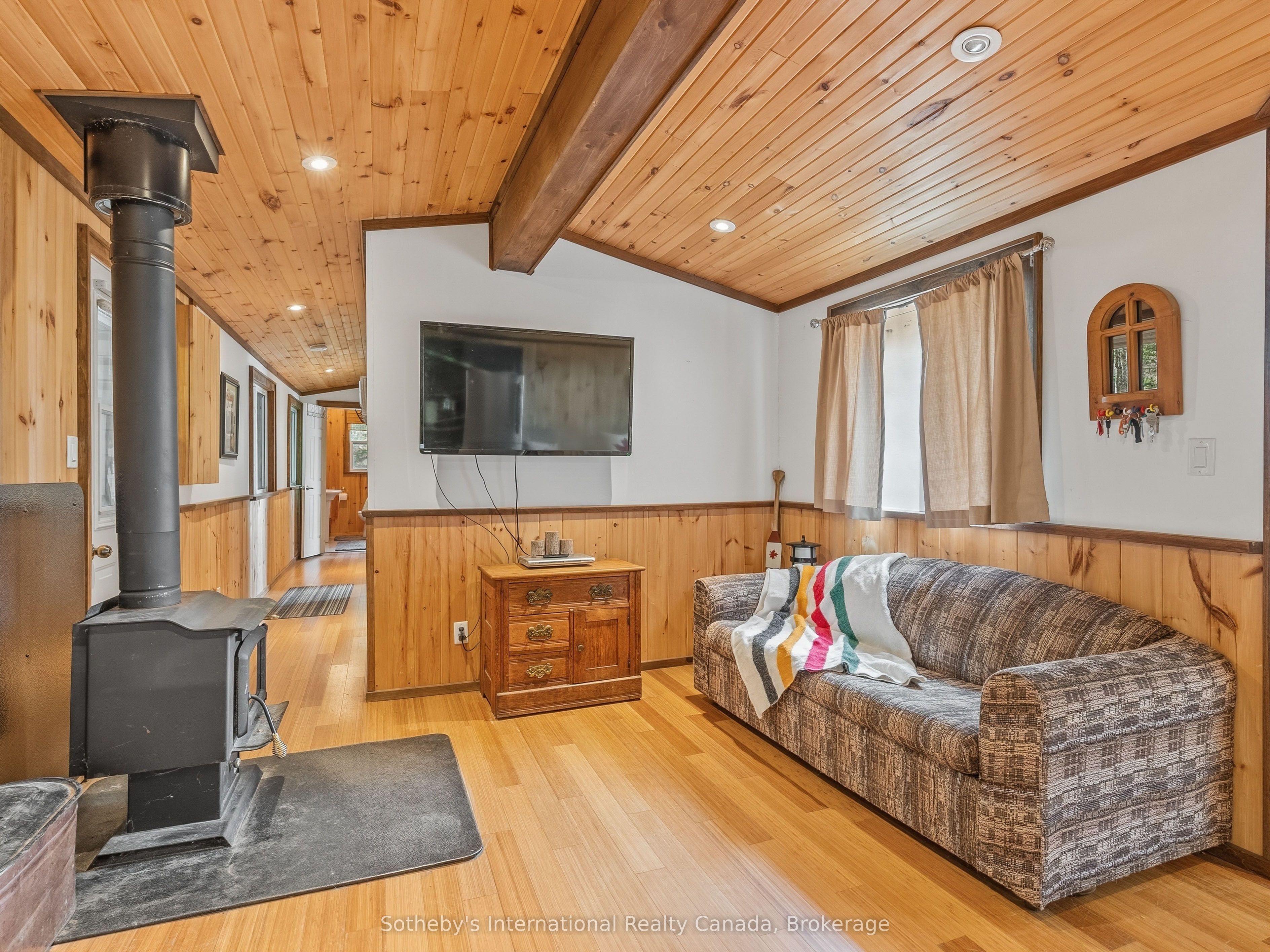 1040 Kahshe Lake Property Photo 15