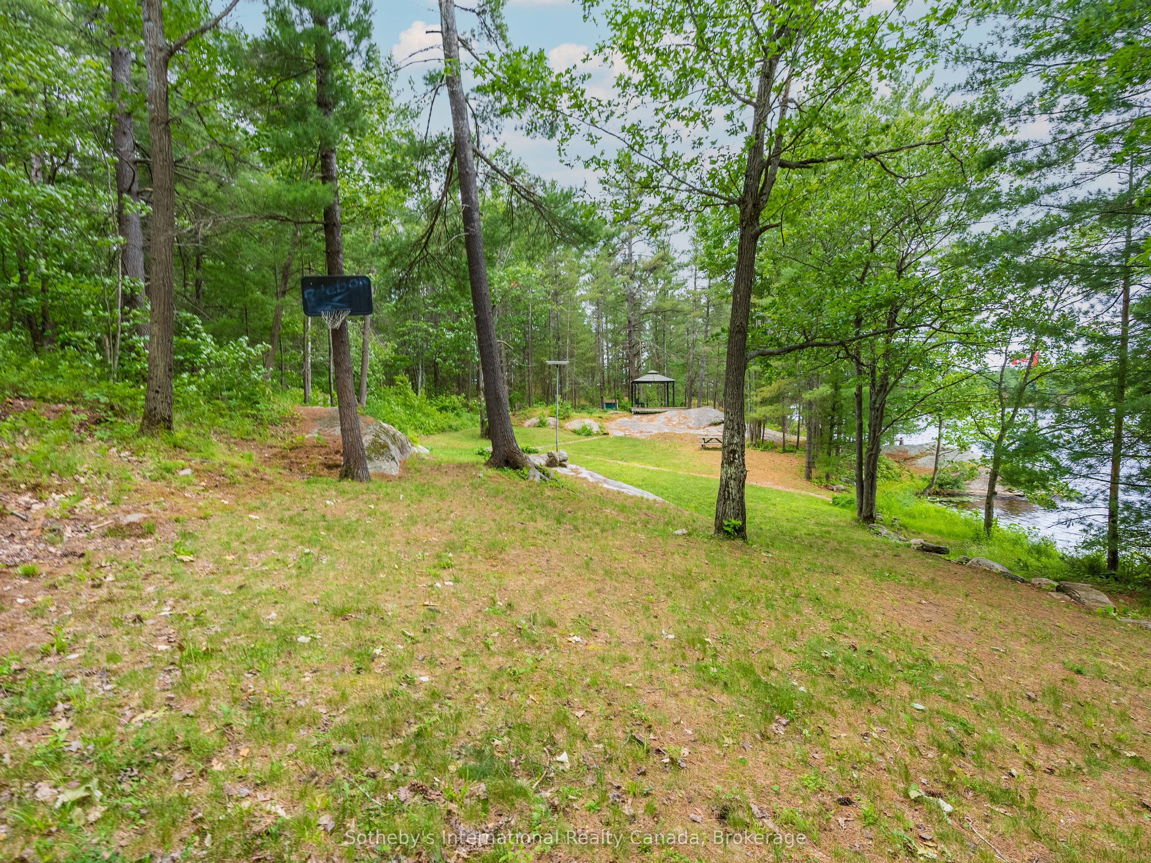 1040 Kahshe Lake Property Photo 28