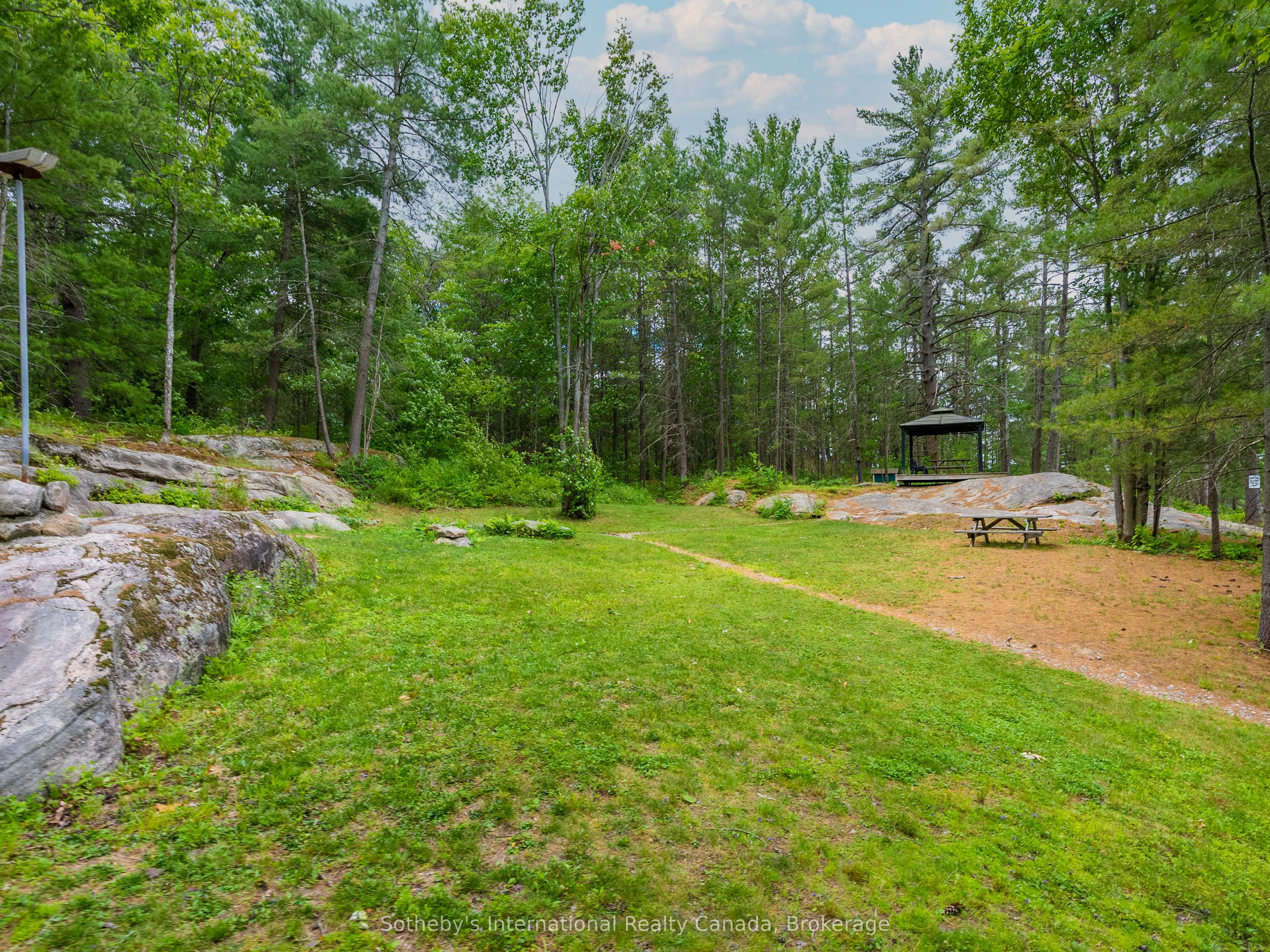1040 Kahshe Lake Property Photo 29