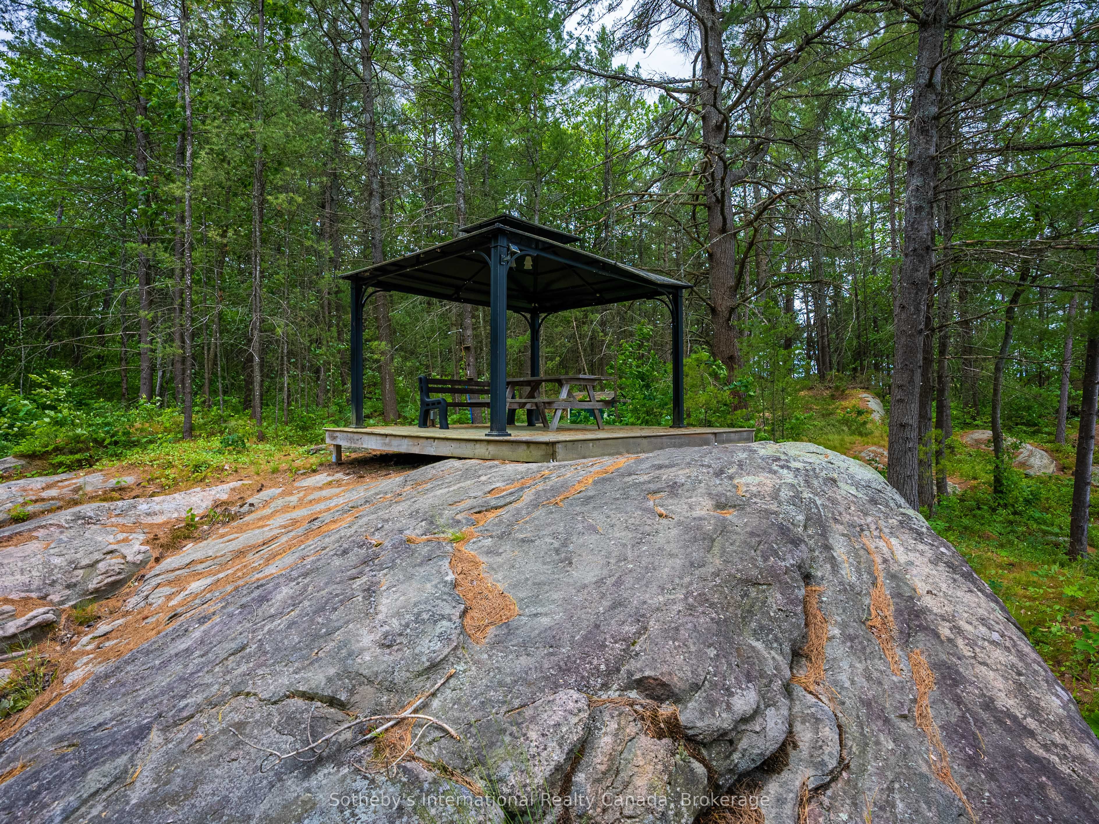 1040 Kahshe Lake Property Photo 31
