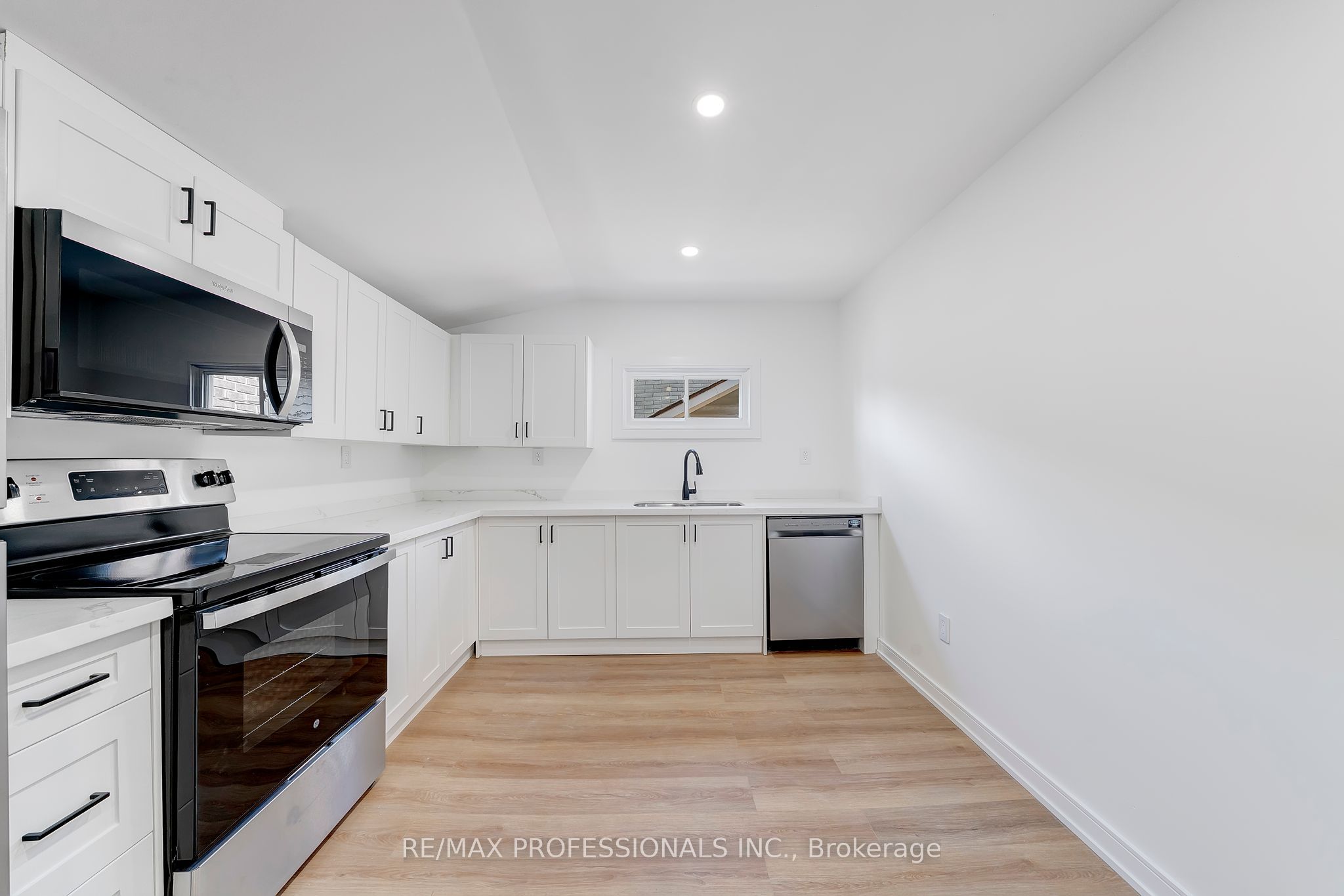 27 Oakdale Avenue Apartment B Property Photo 3