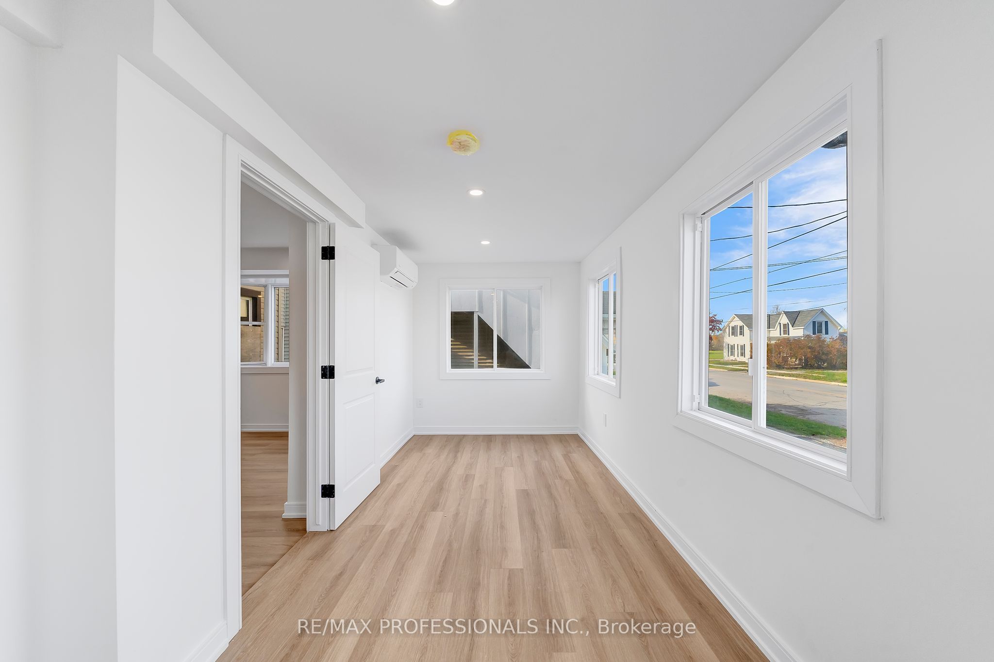 27 Oakdale Avenue Apartment B Property Photo 10