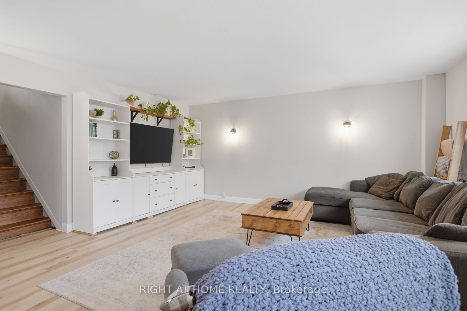 60 King Street E Property Photo 5