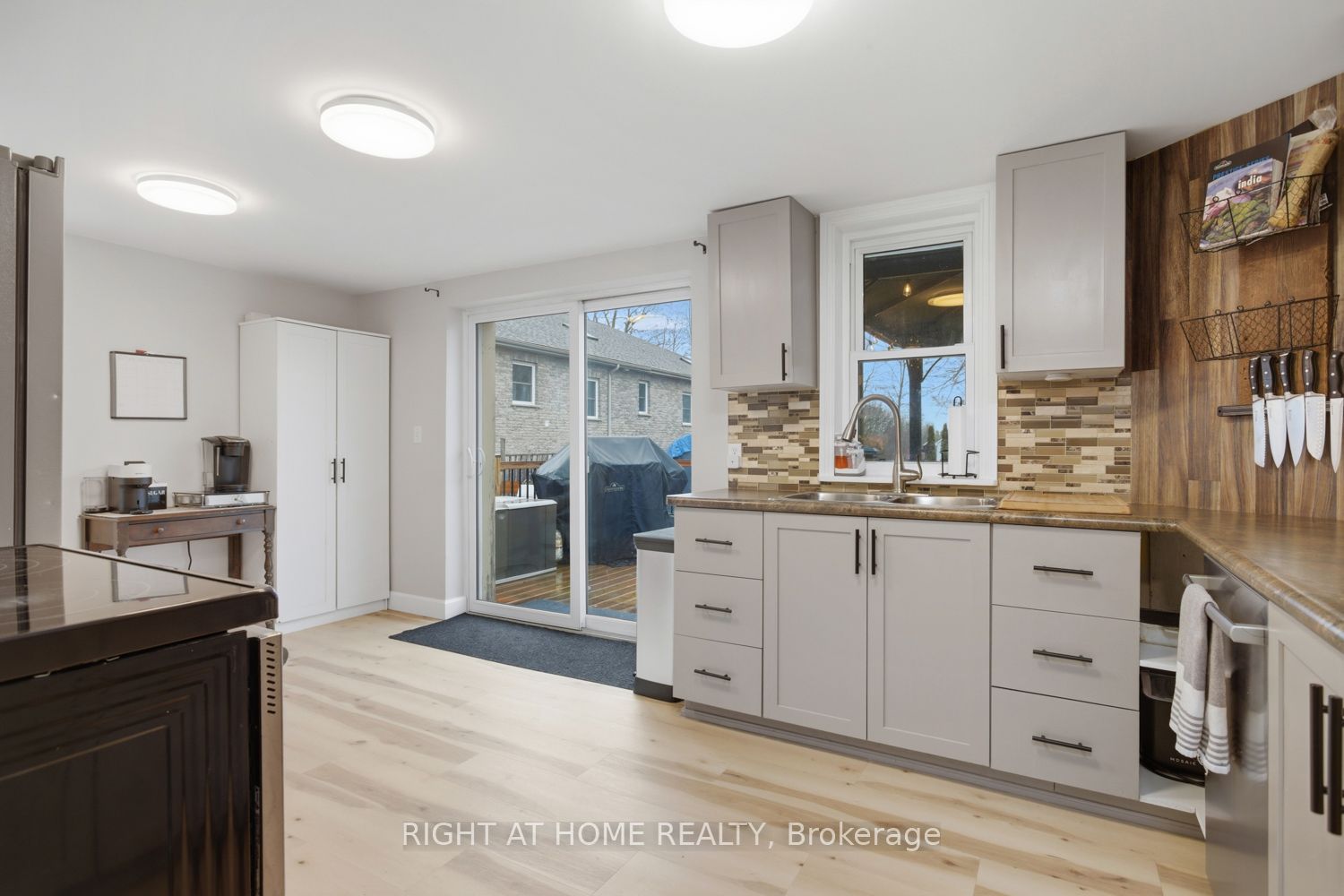 60 King Street E Property Photo 9