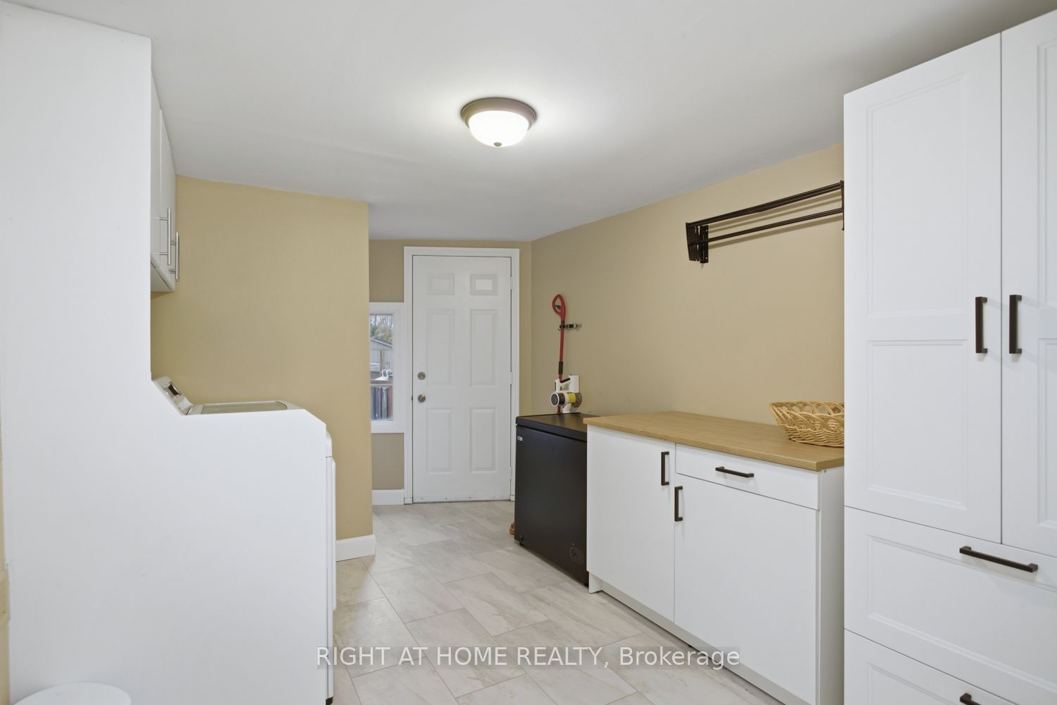 60 King Street E Property Photo 12
