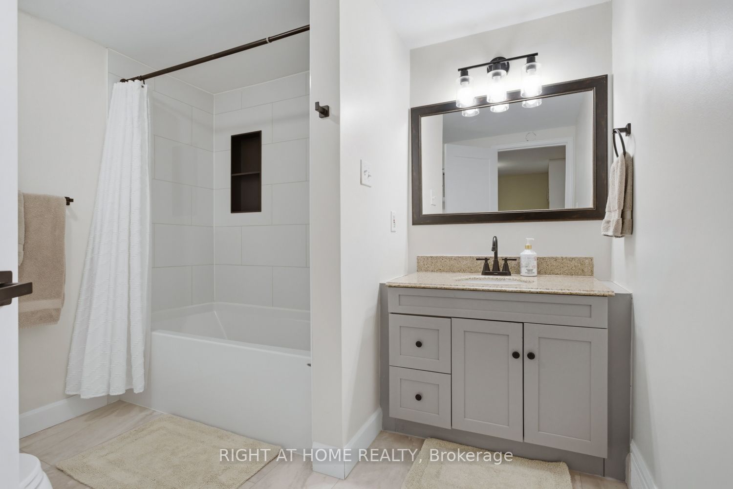60 King Street E Property Photo 14