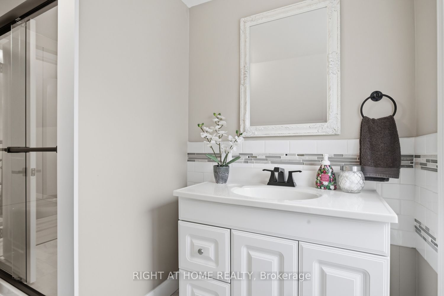 60 King Street E Property Photo 17