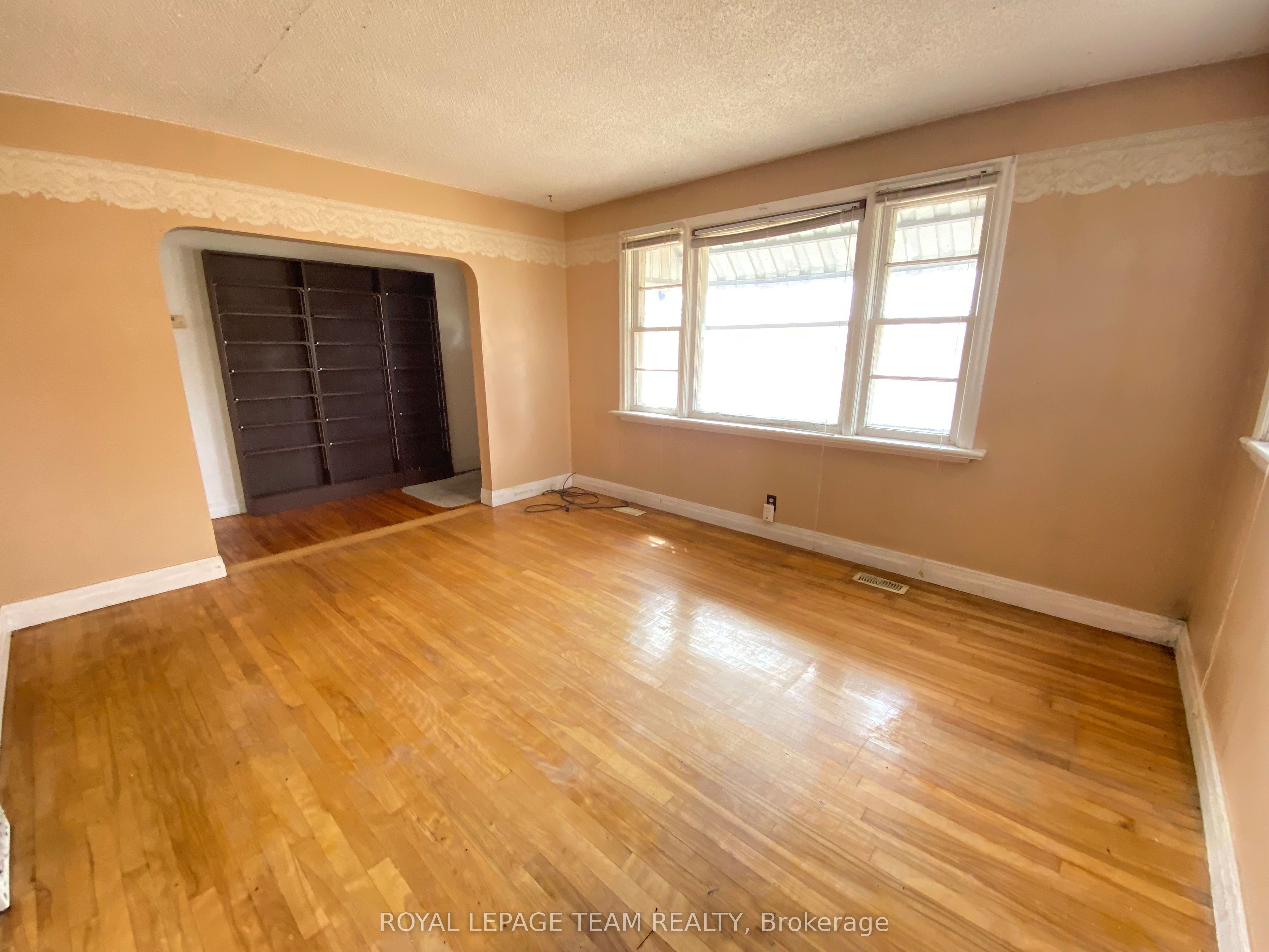 204 Baskin Drive E Property Photo 2