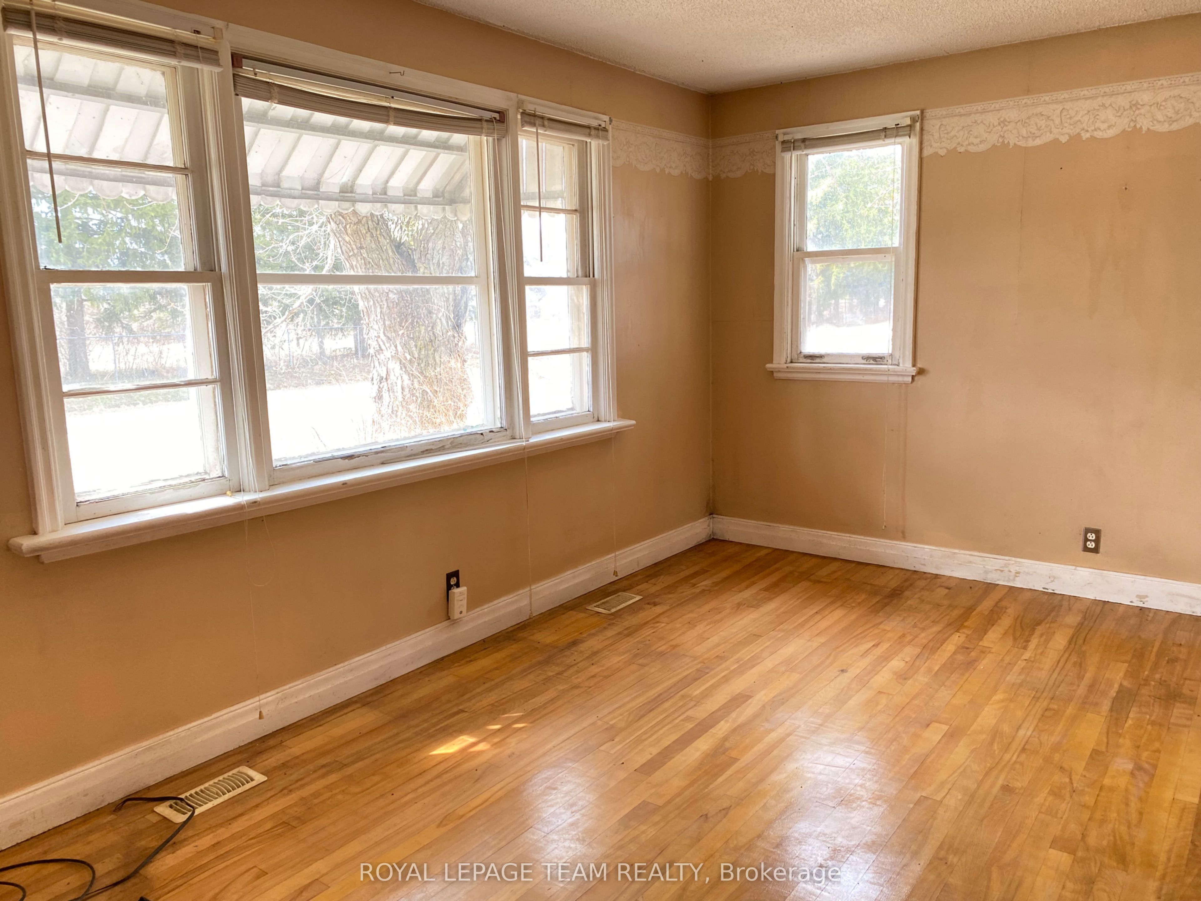 204 Baskin Drive E Property Photo 3