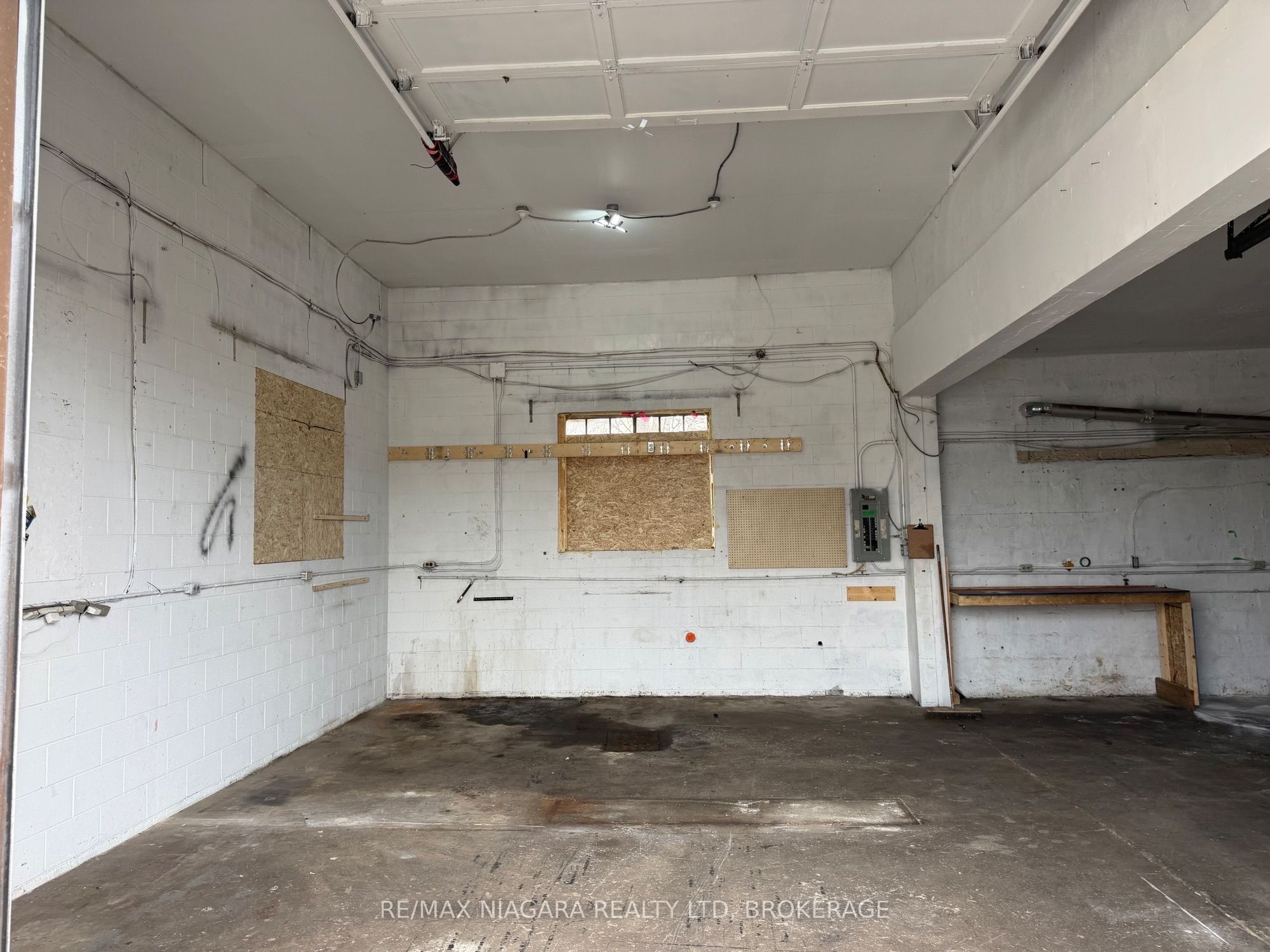 496 Main Street W Property Photo 8