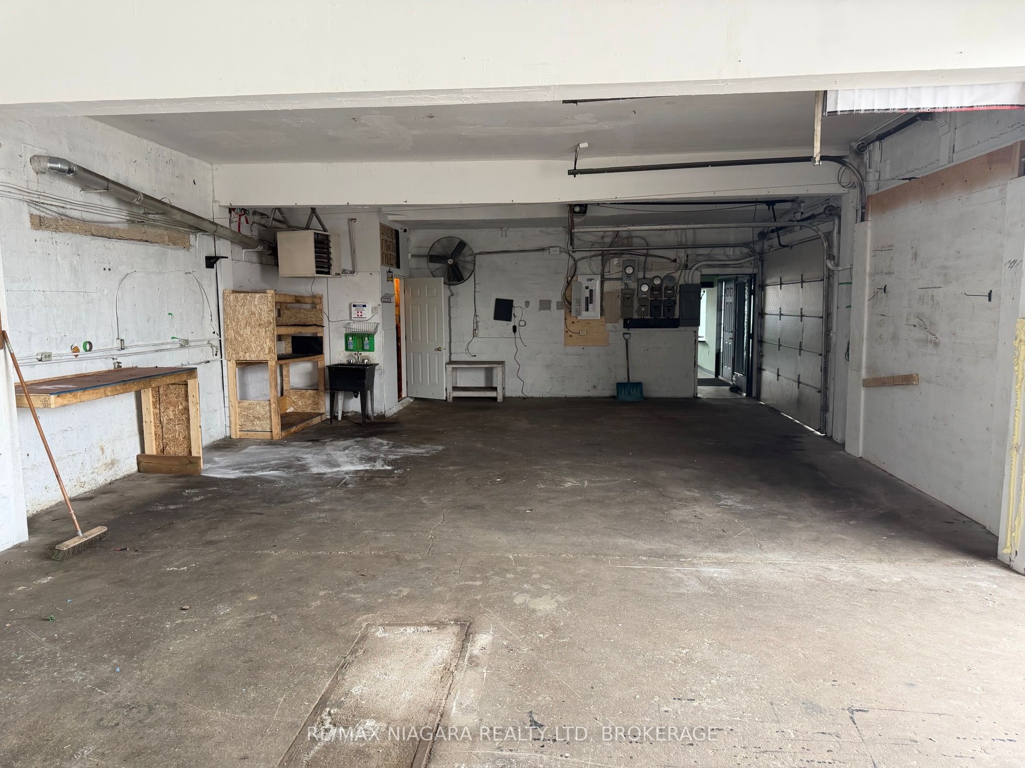 496 Main Street W Property Photo 11