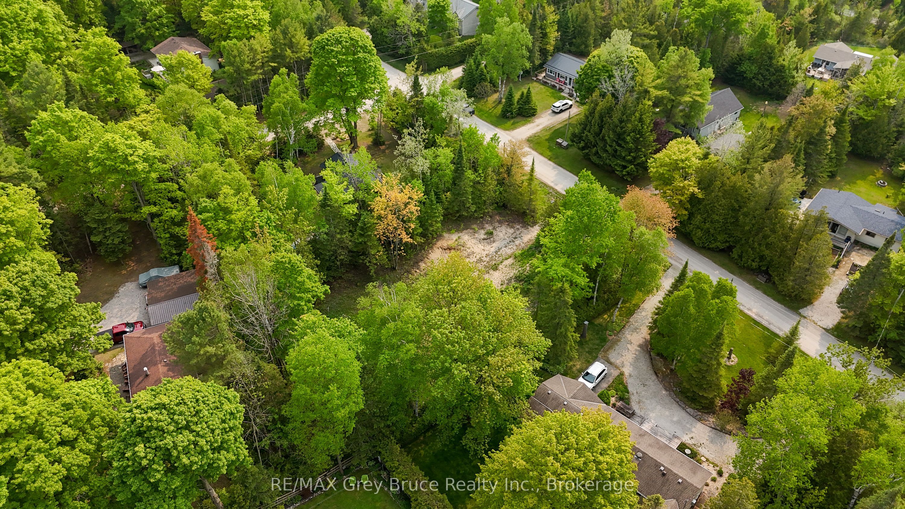 425 Dufferin Avenue Property Photo 3
