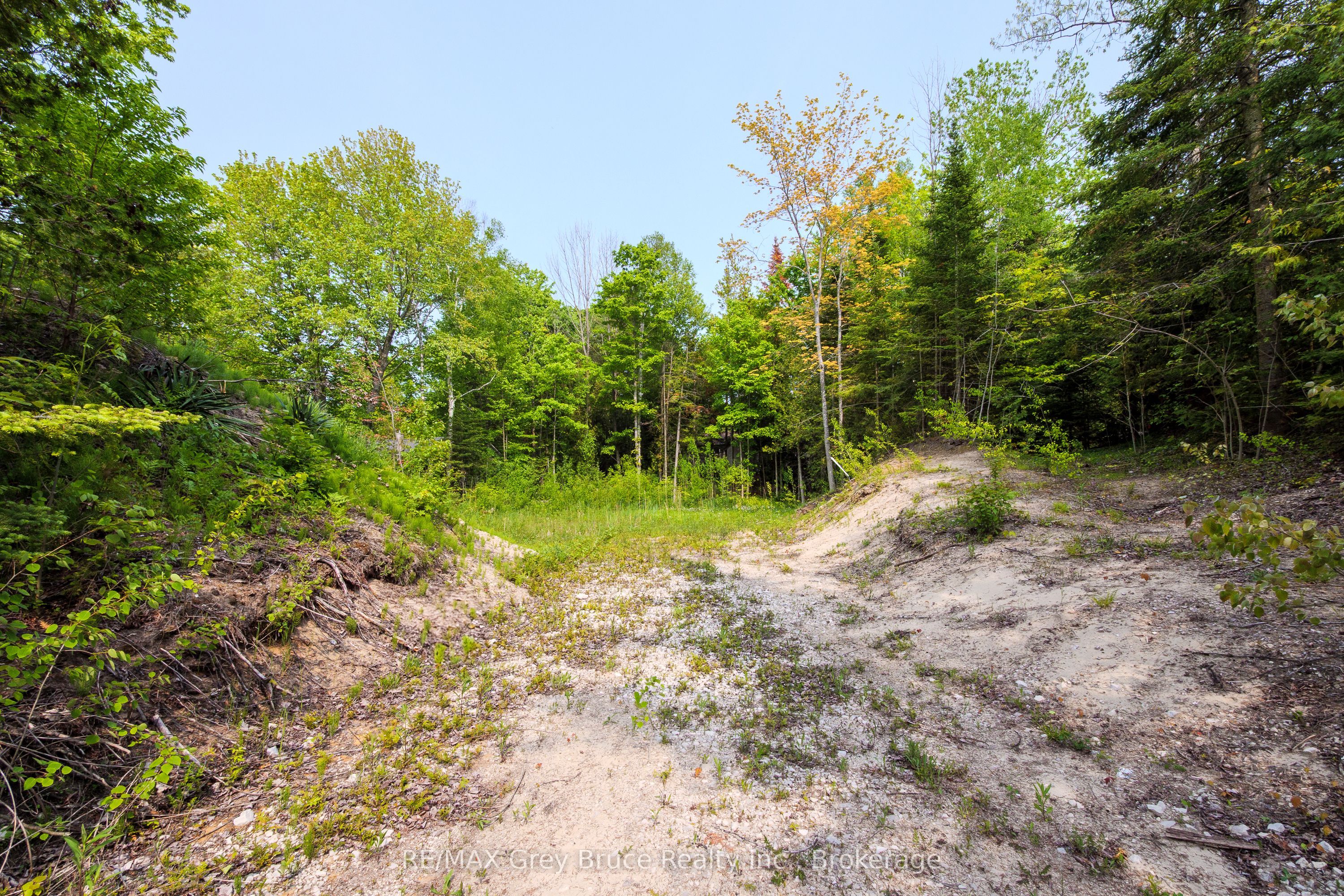 425 Dufferin Avenue Property Photo 14