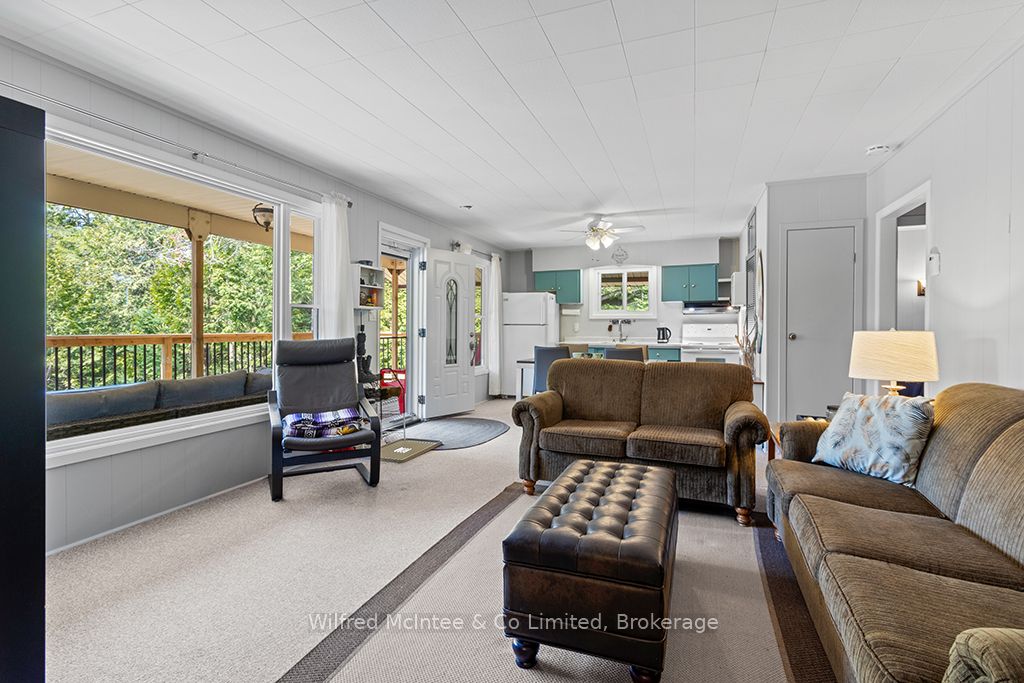 55 Thompson Avenue Property Photo 15