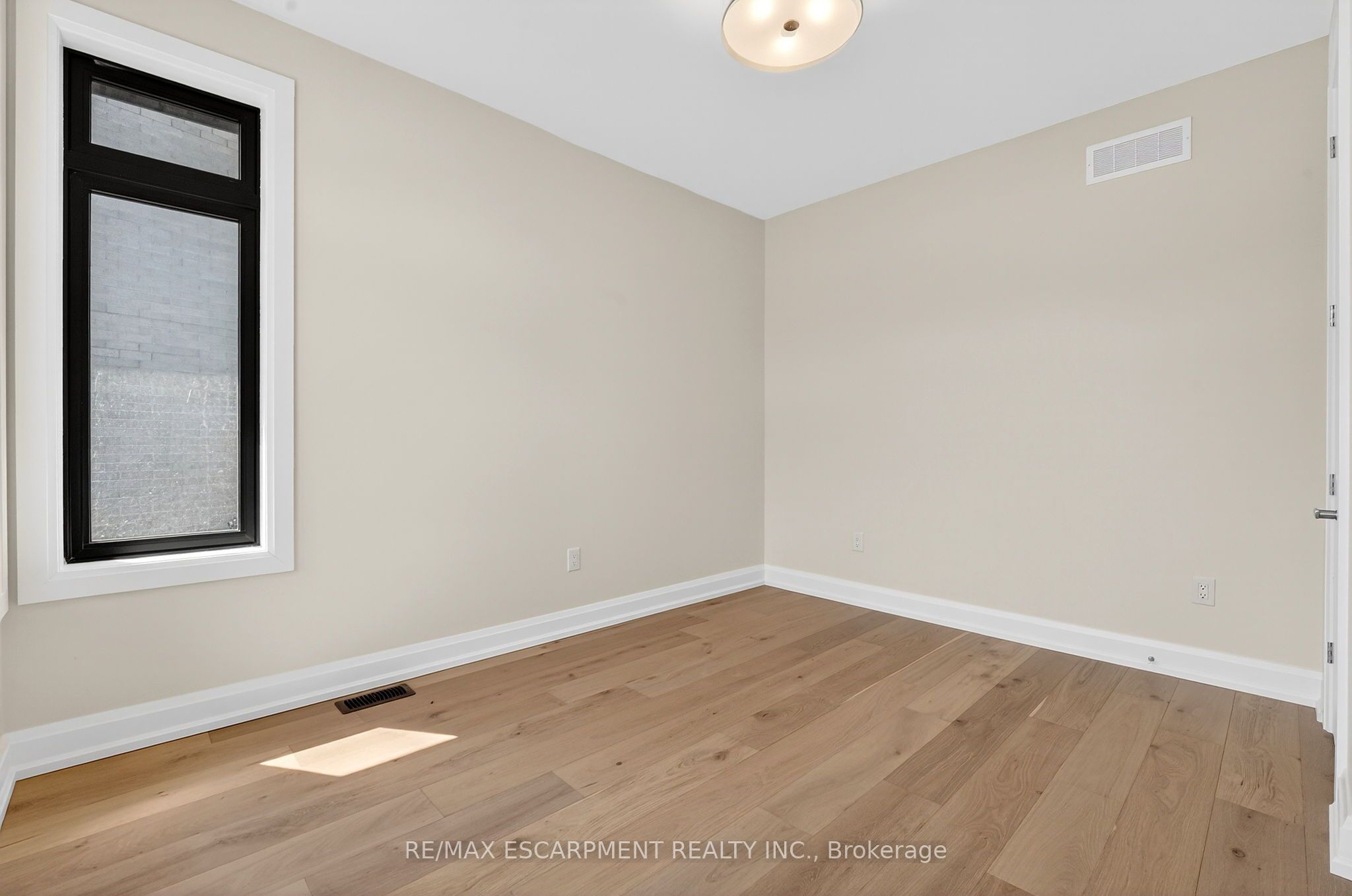 6192 Curlin Crescent Property Photo 5
