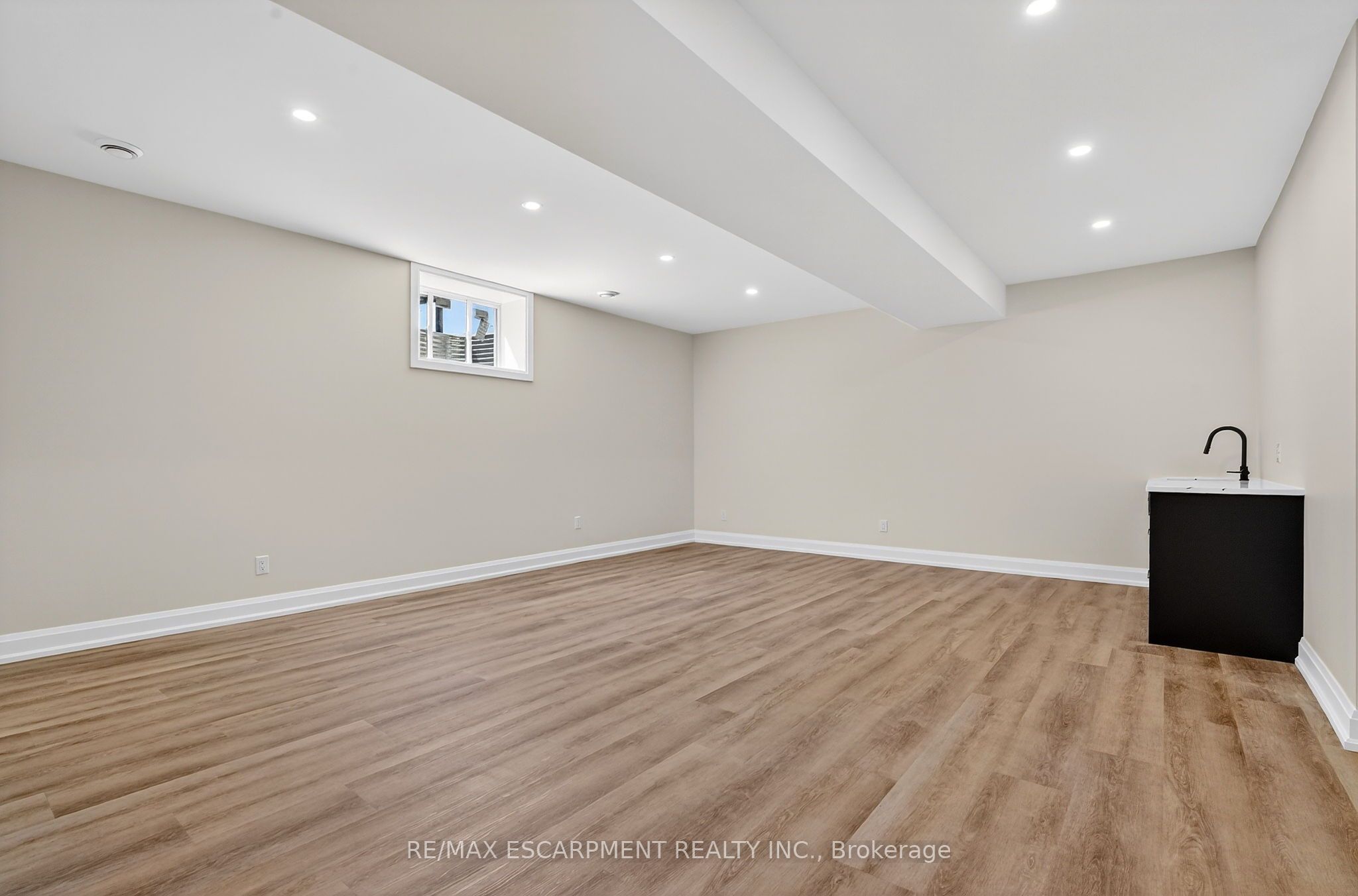 6192 Curlin Crescent Property Photo 35