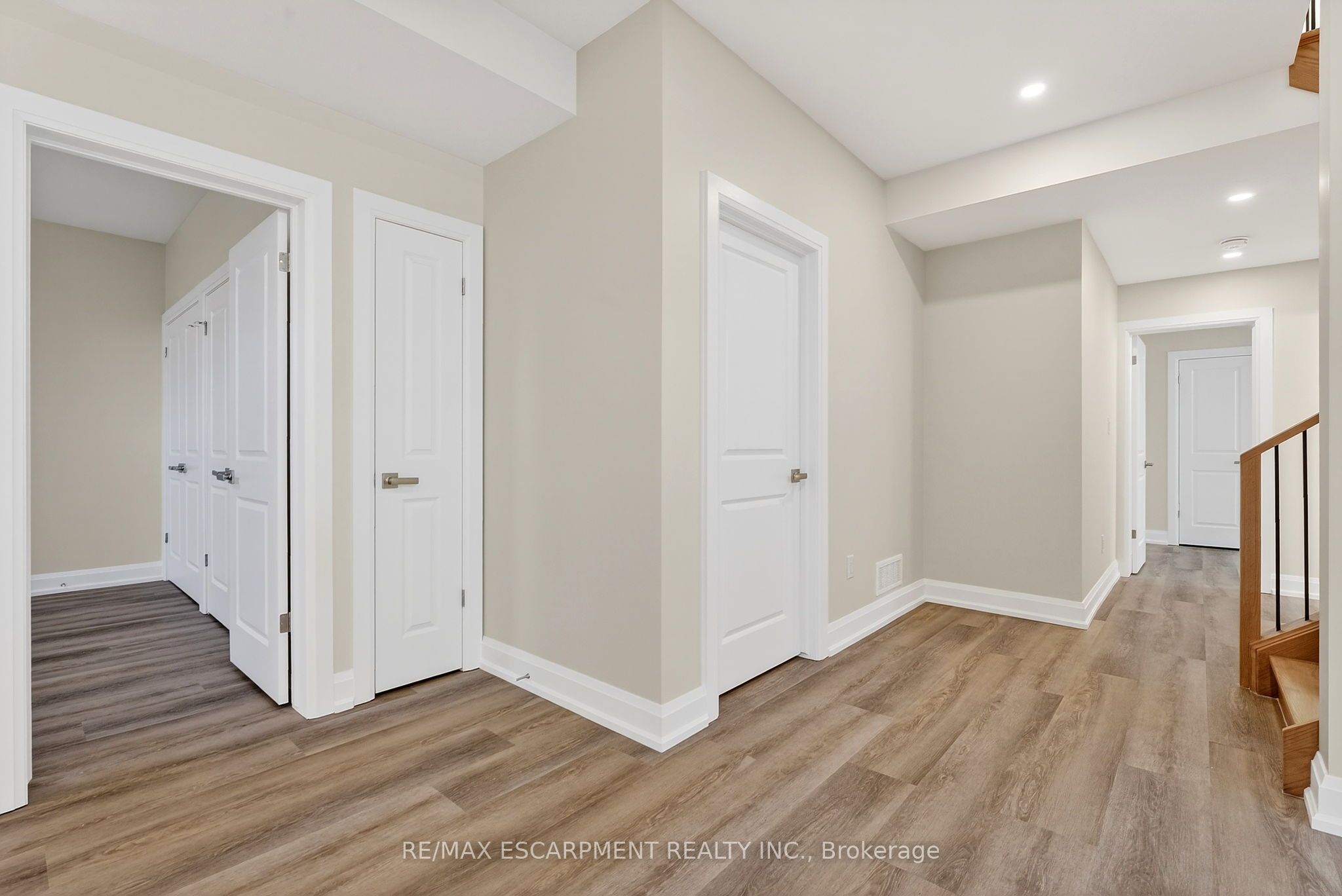 6192 Curlin Crescent Property Photo 39