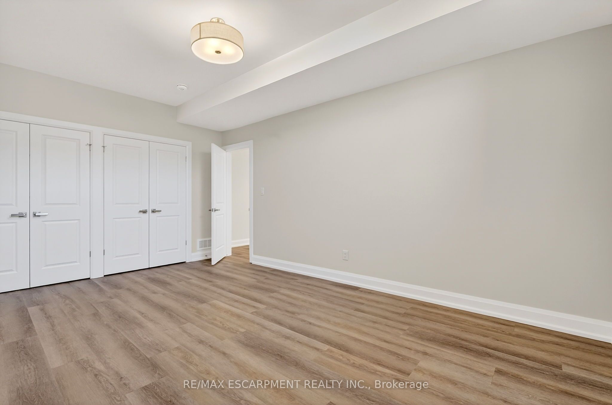 6192 Curlin Crescent Property Photo 41