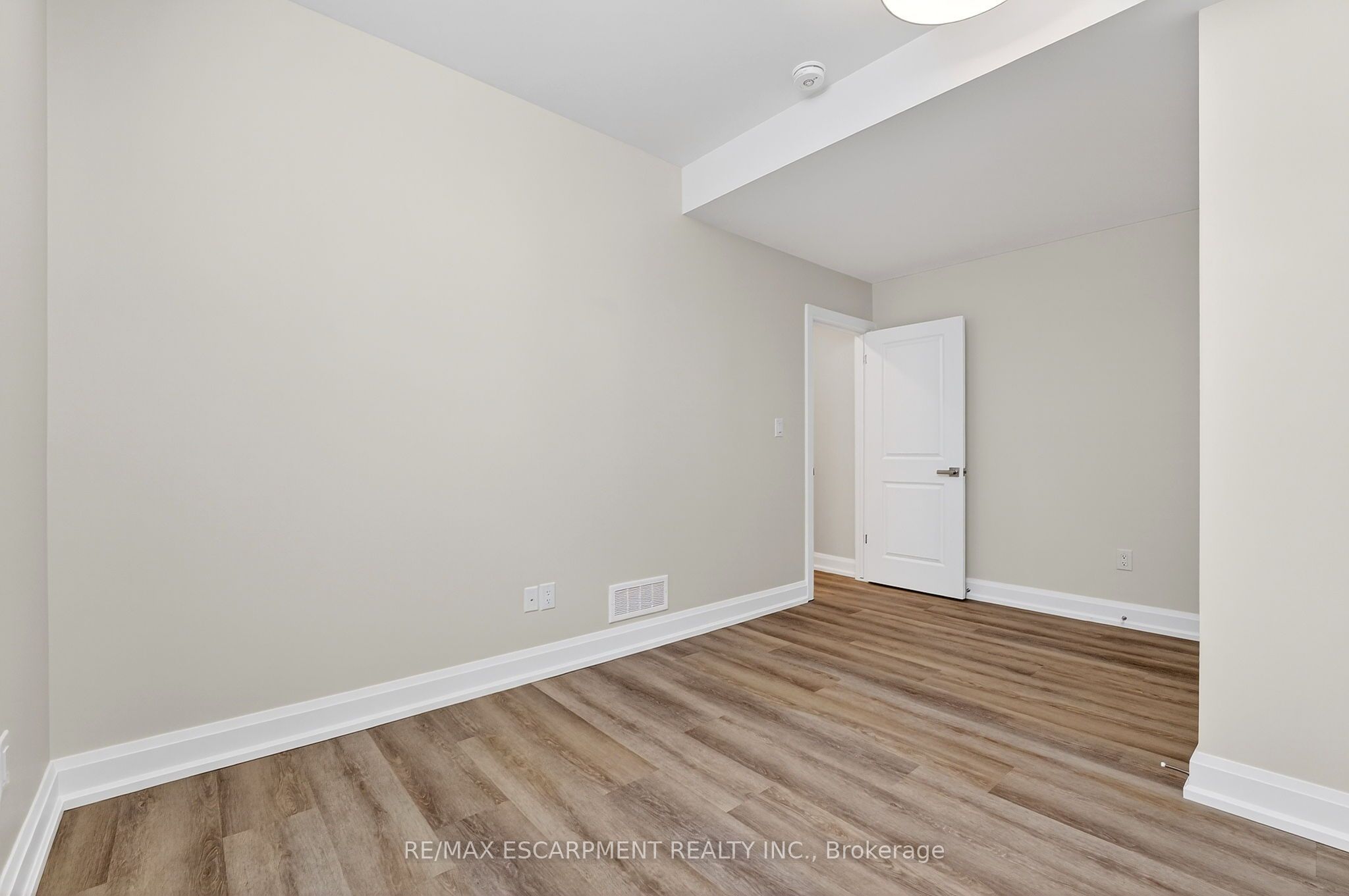 6192 Curlin Crescent Property Photo 44