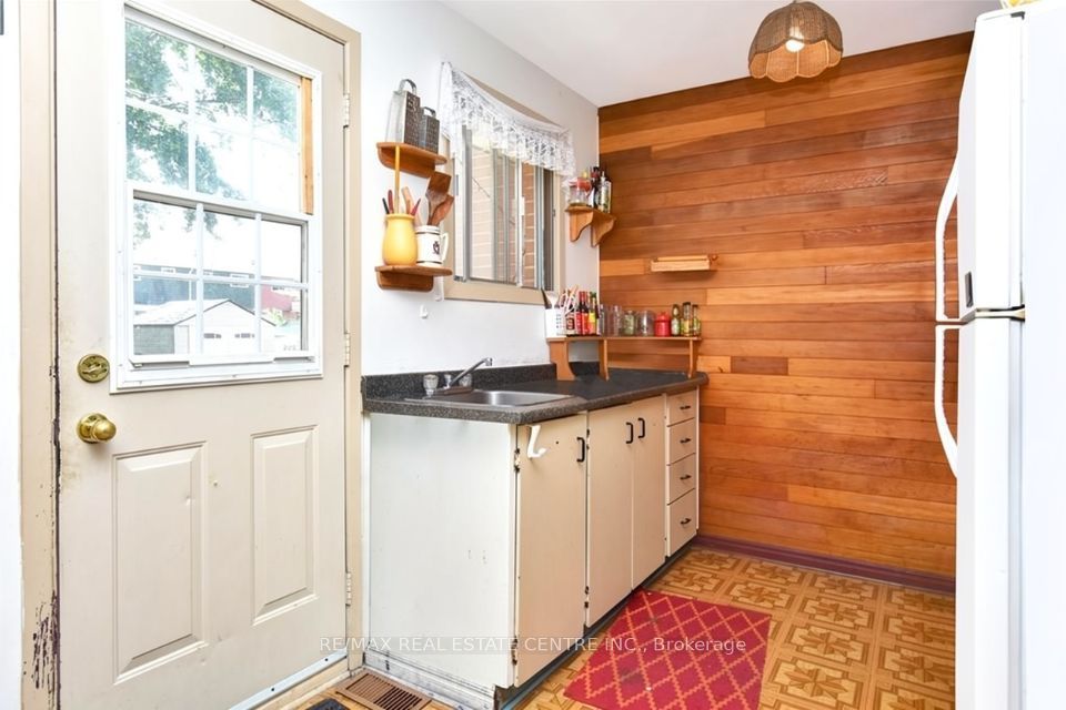 960 Meadowlands Drive Property Photo 3