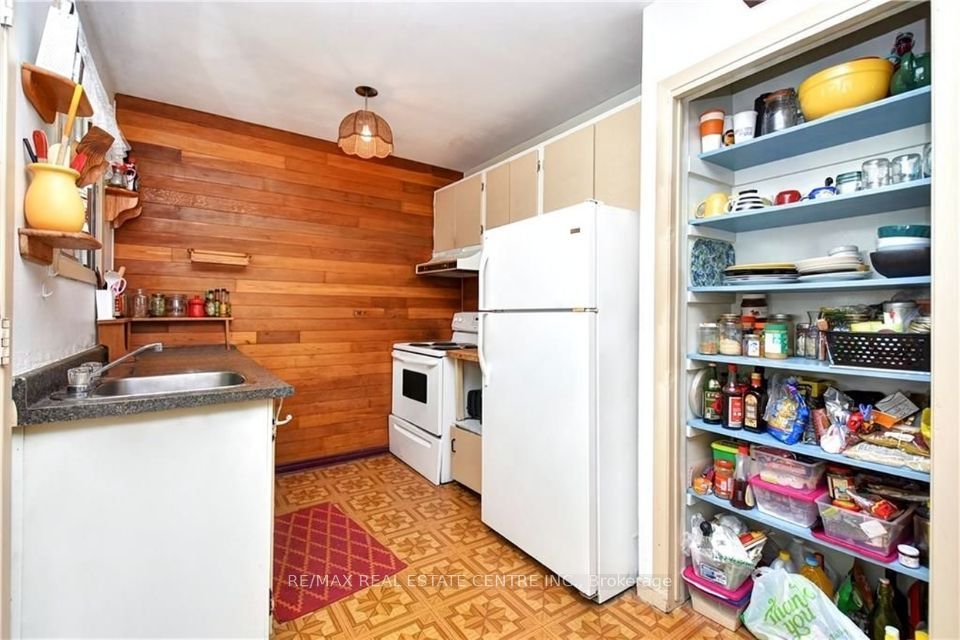 960 Meadowlands Drive Property Photo 4