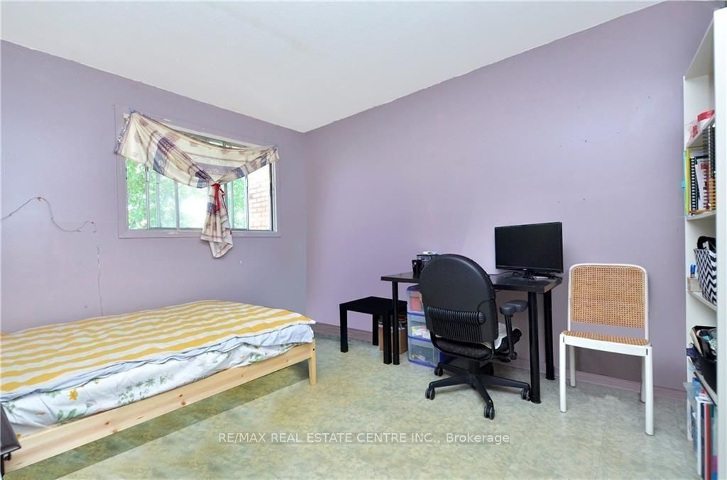 960 Meadowlands Drive Property Photo 6