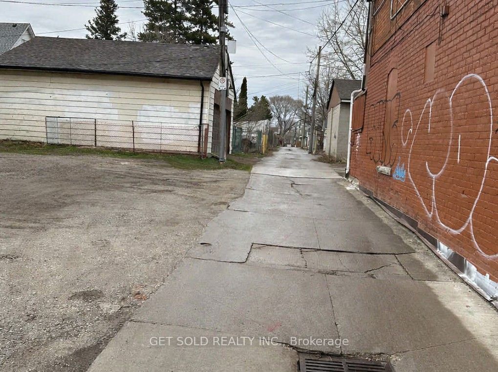 325 Barton Street E Property Photo 4