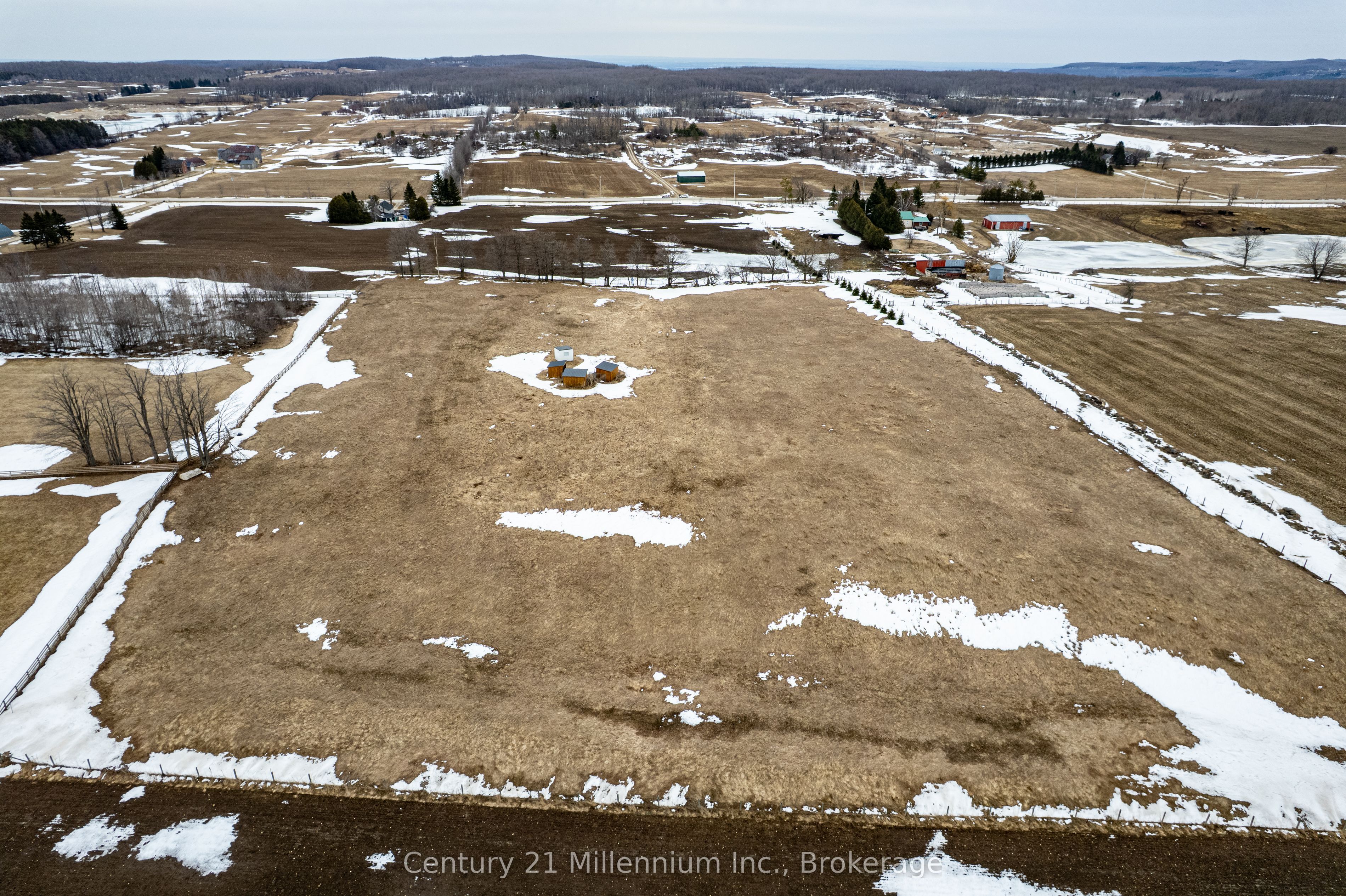 595298 4th Line Property Photo 4