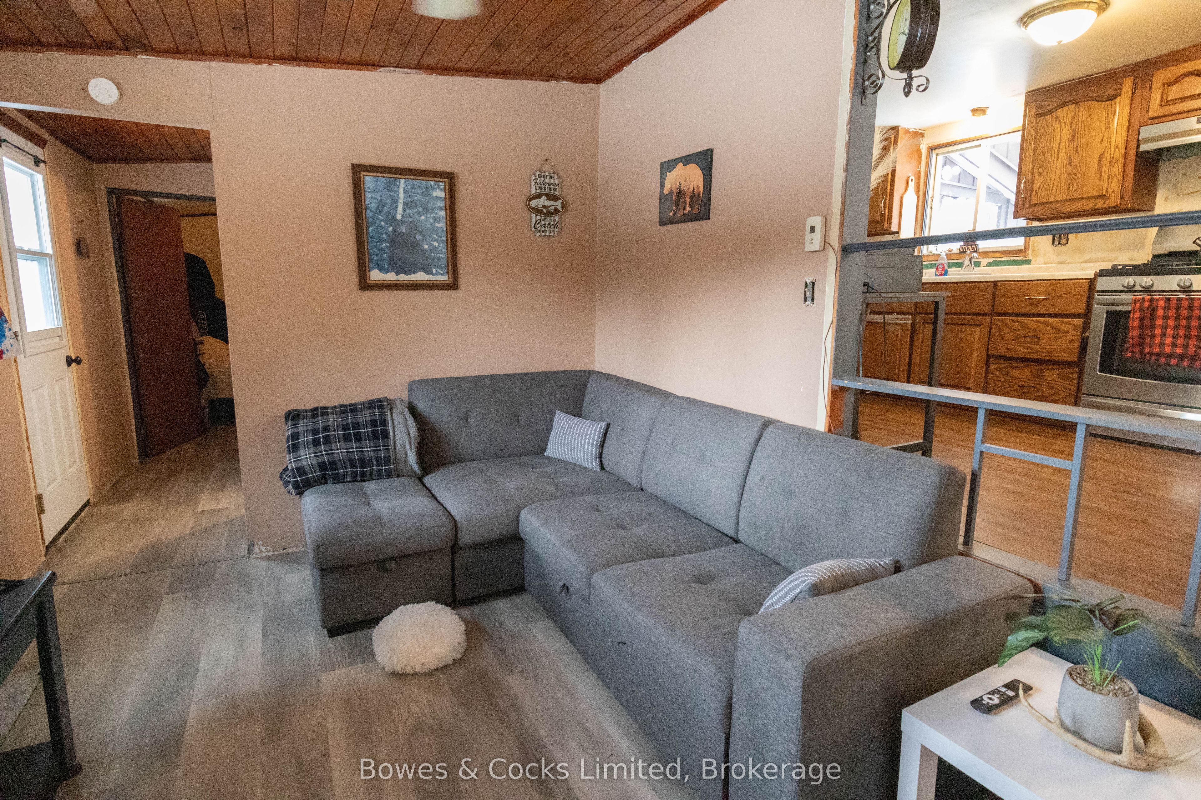 1046 Detlor Road Property Photo 12