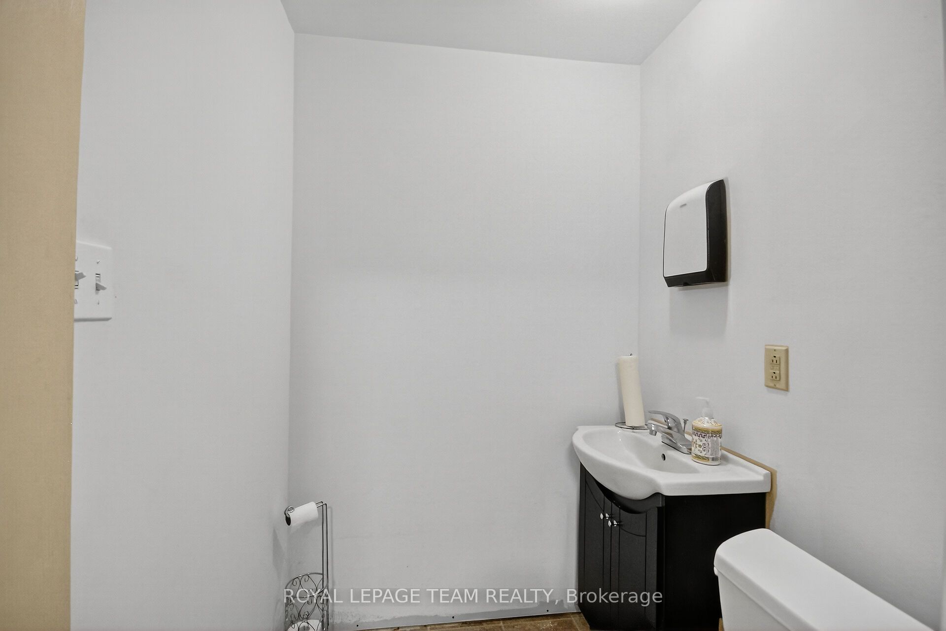 629 St Lawrence Street Property Photo 24