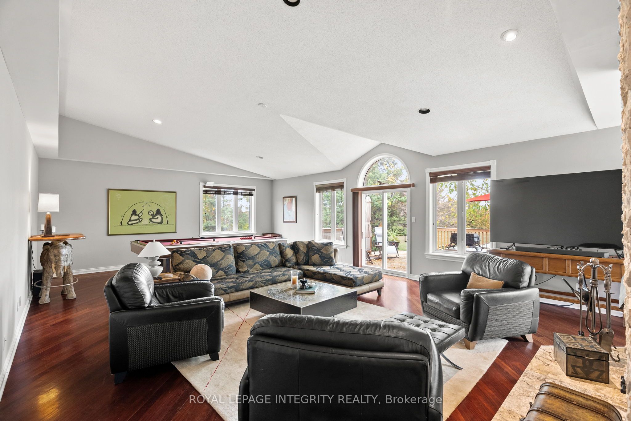 6 Marchbrook Circle Property Photo 8