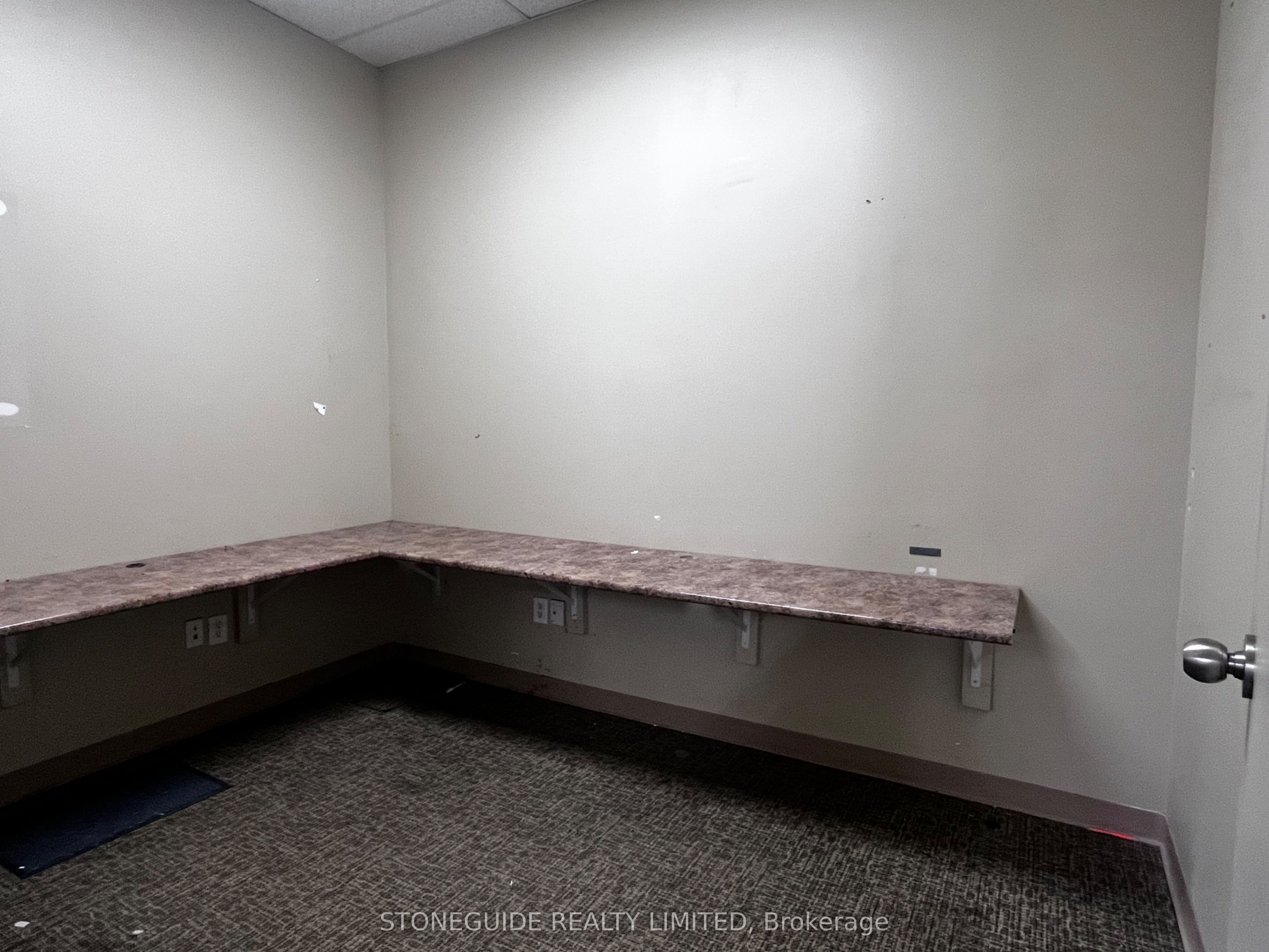 125 George Street N Property Photo 9