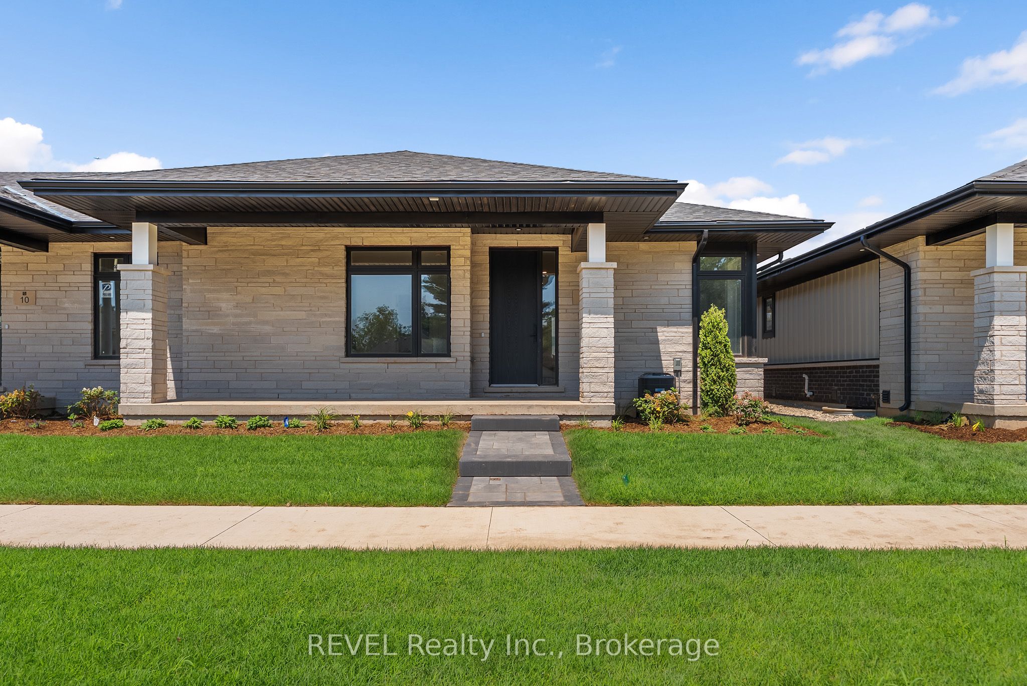 8 Accursi Crescent Property Photo 1