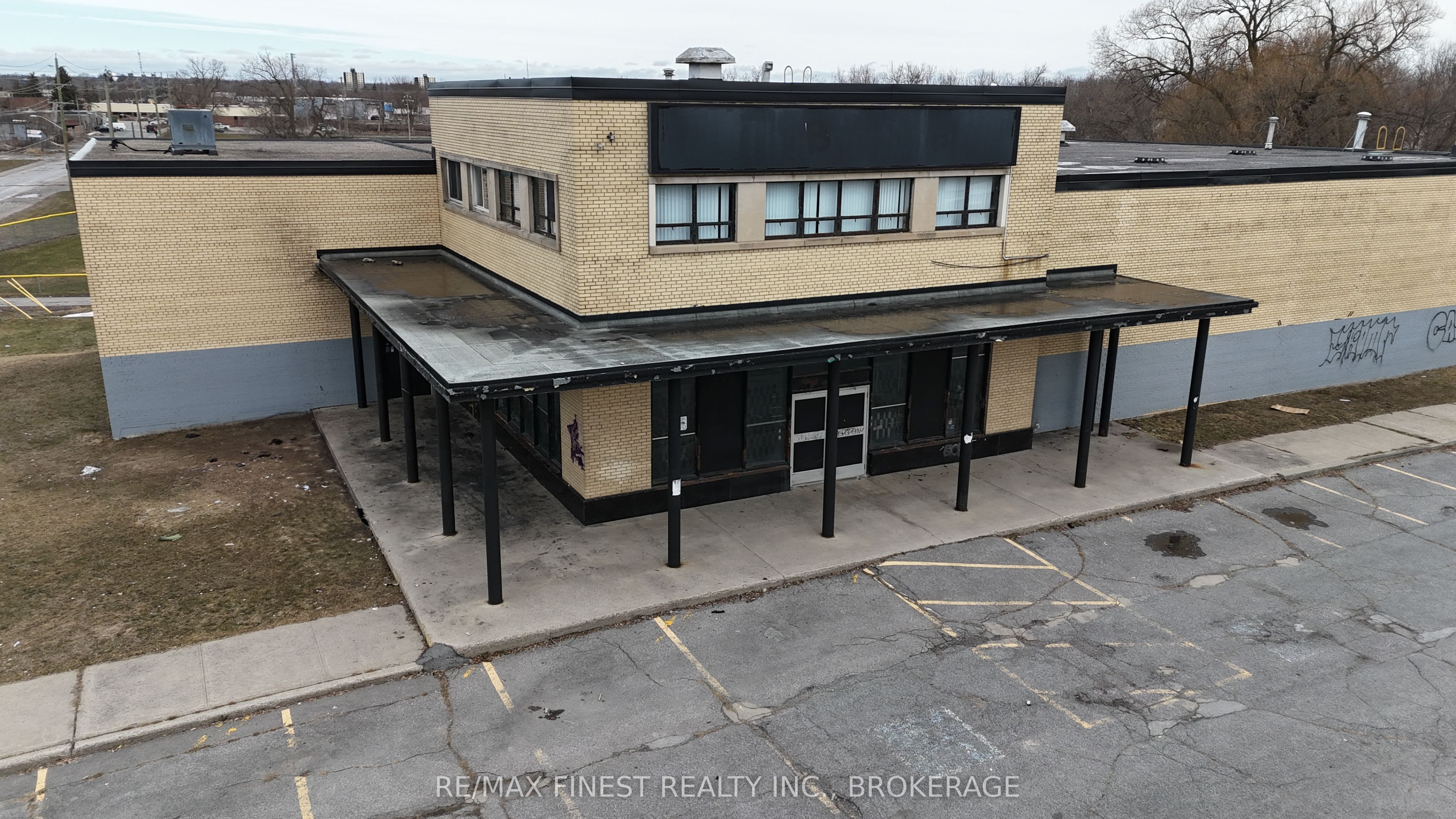 121 Cataraqui Street Property Photo 2