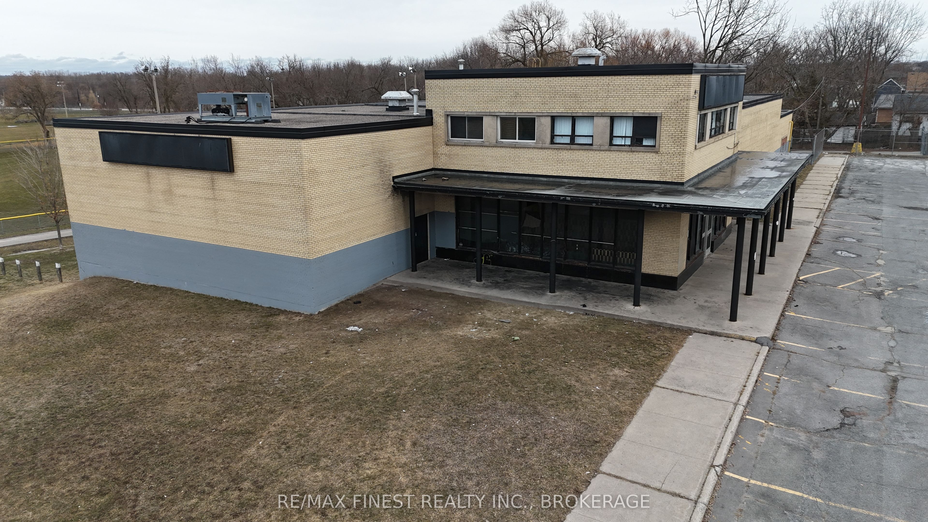 121 Cataraqui Street Property Photo 3