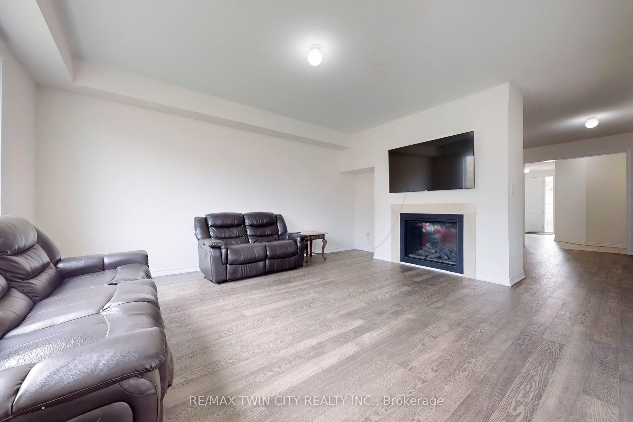 630 Lemay Grove Property Photo 5