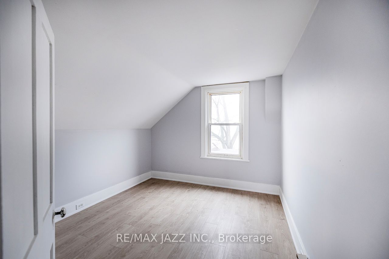 221 Walton Street Property Photo 14