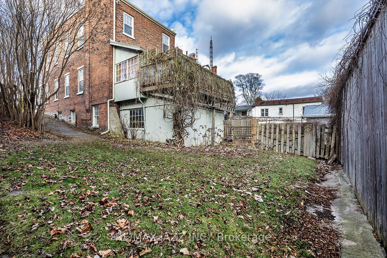 221 Walton Street Property Photo 44