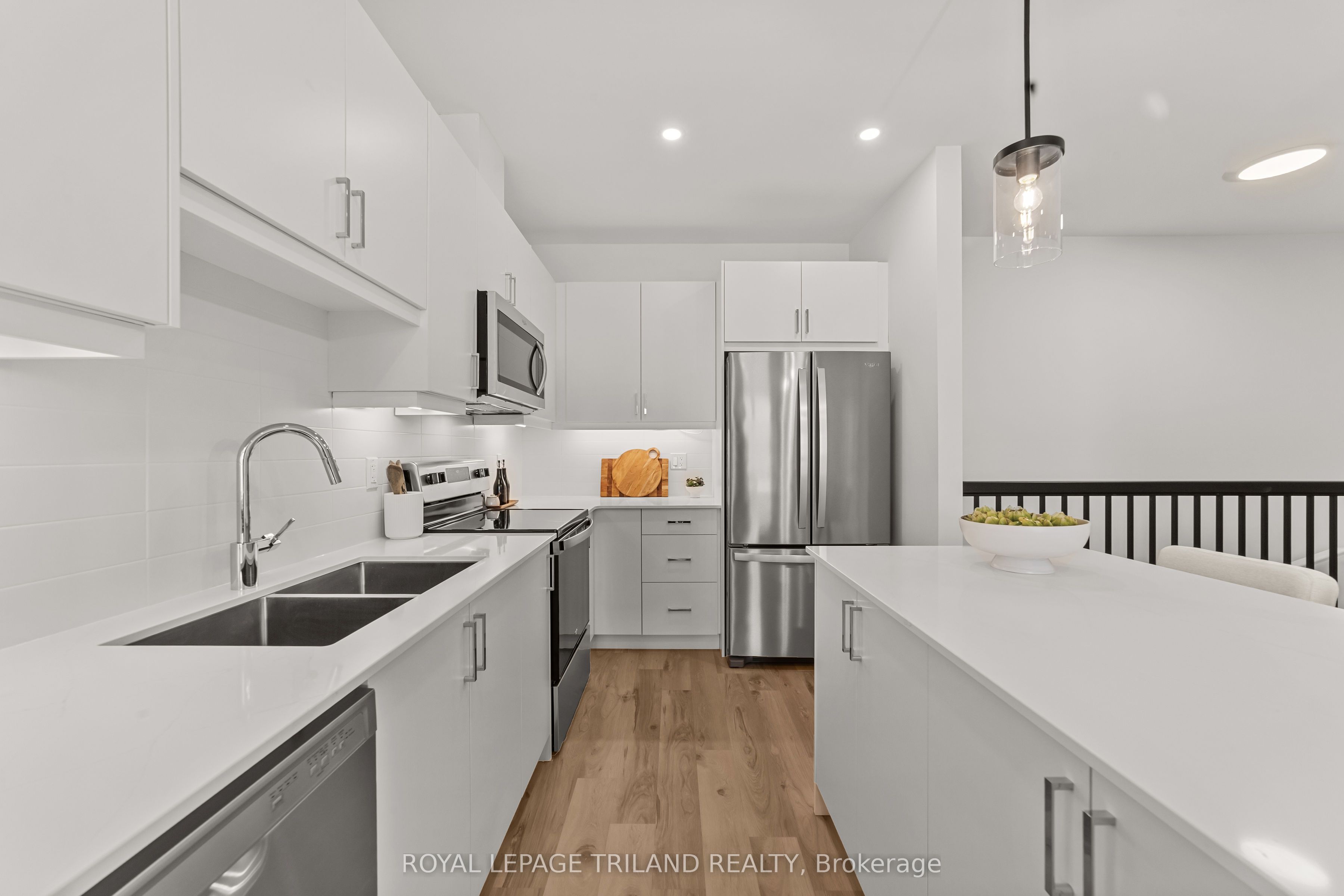 955 Catalpa Square Property Photo 3