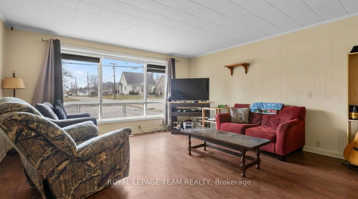 47 Daniel Street S Property Photo 4