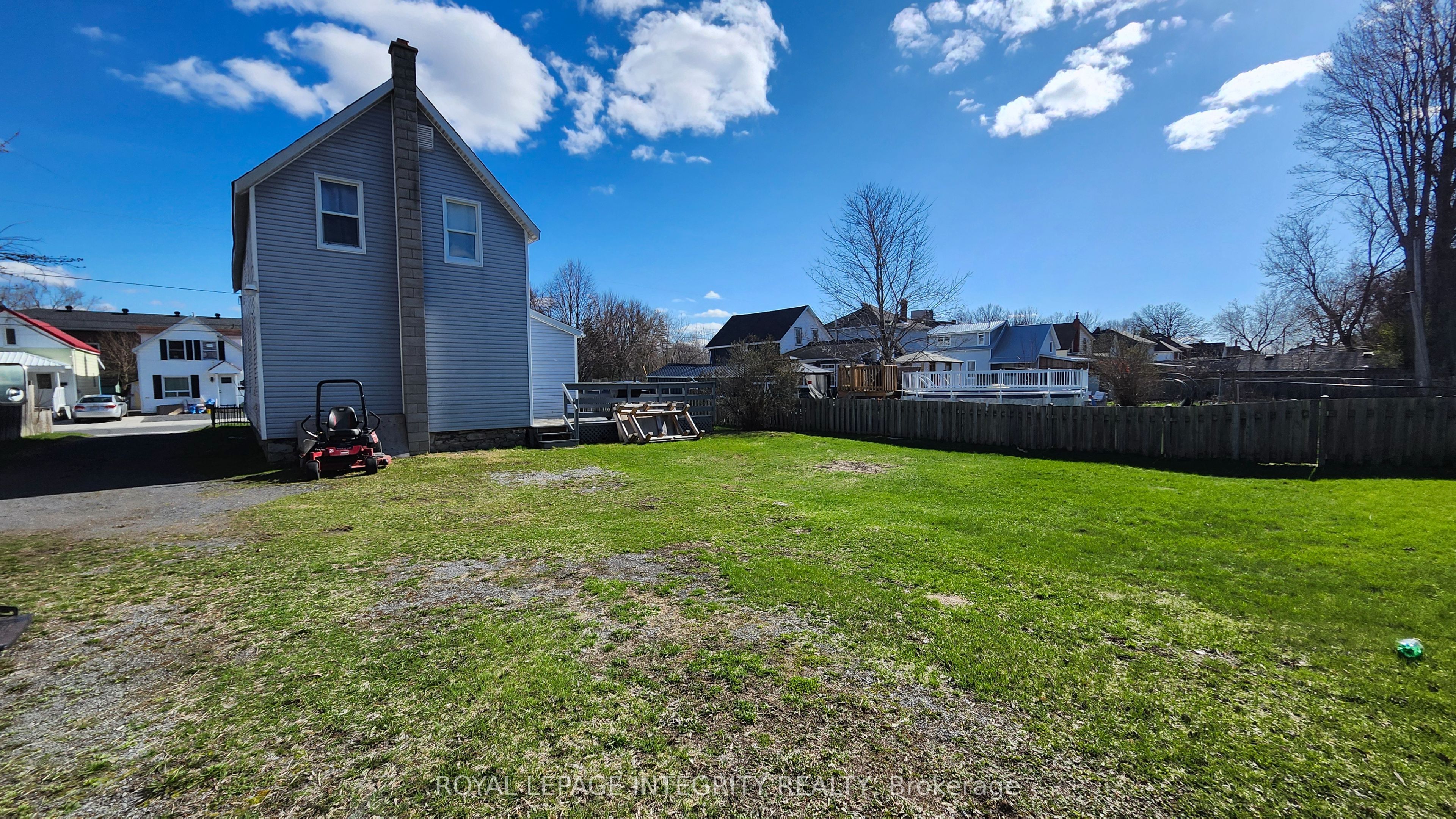 439 3rd Street E Property Photo 4