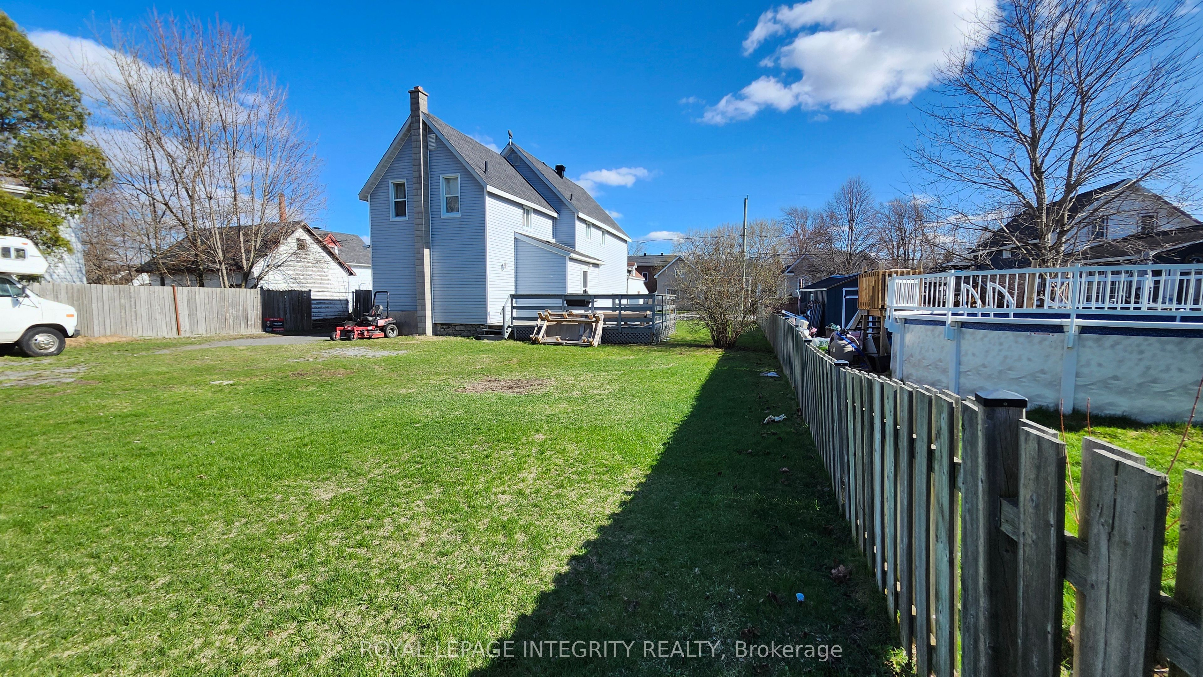 439 3rd Street E Property Photo 5