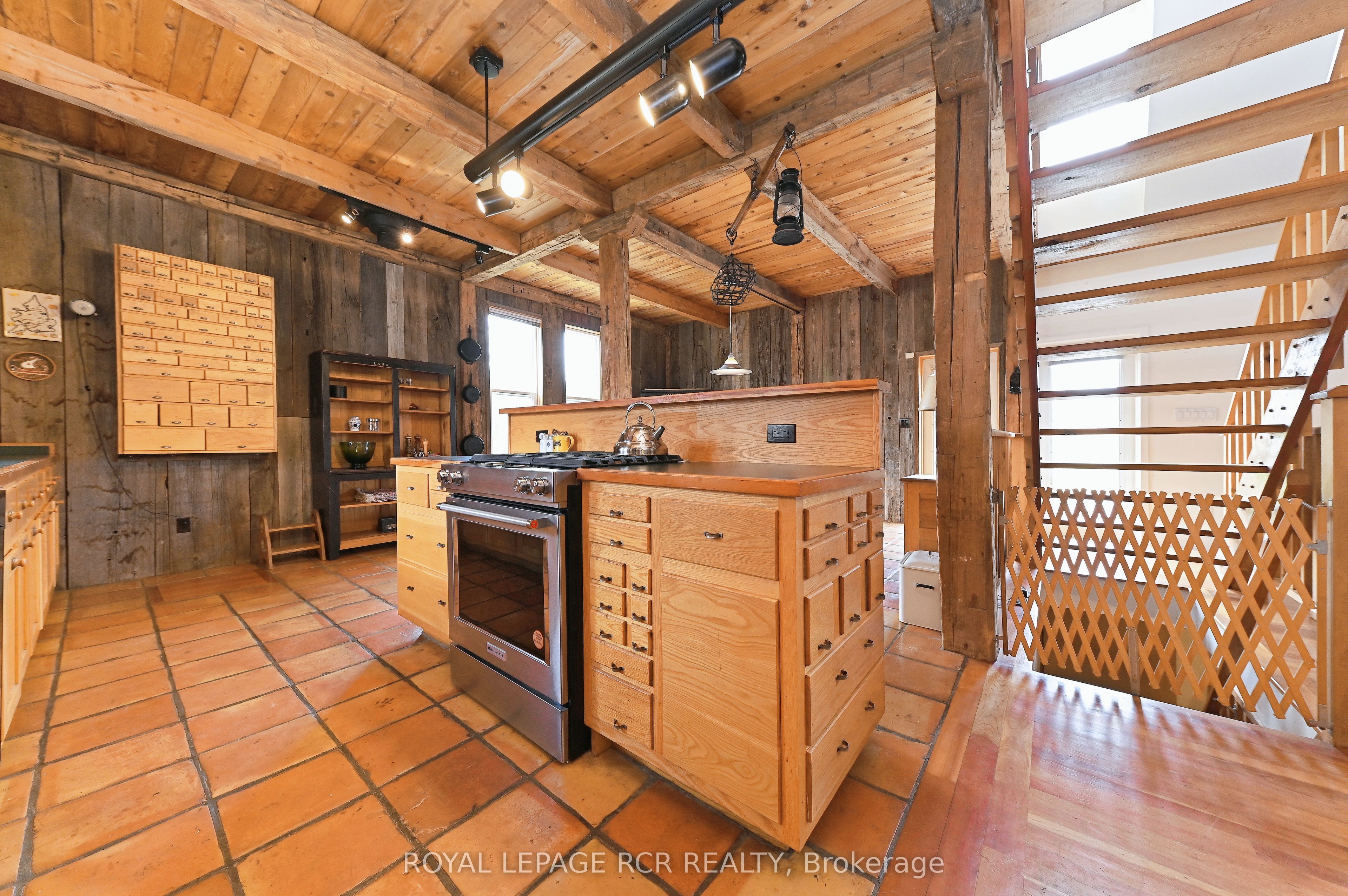 836206 4th Line Property Photo 9
