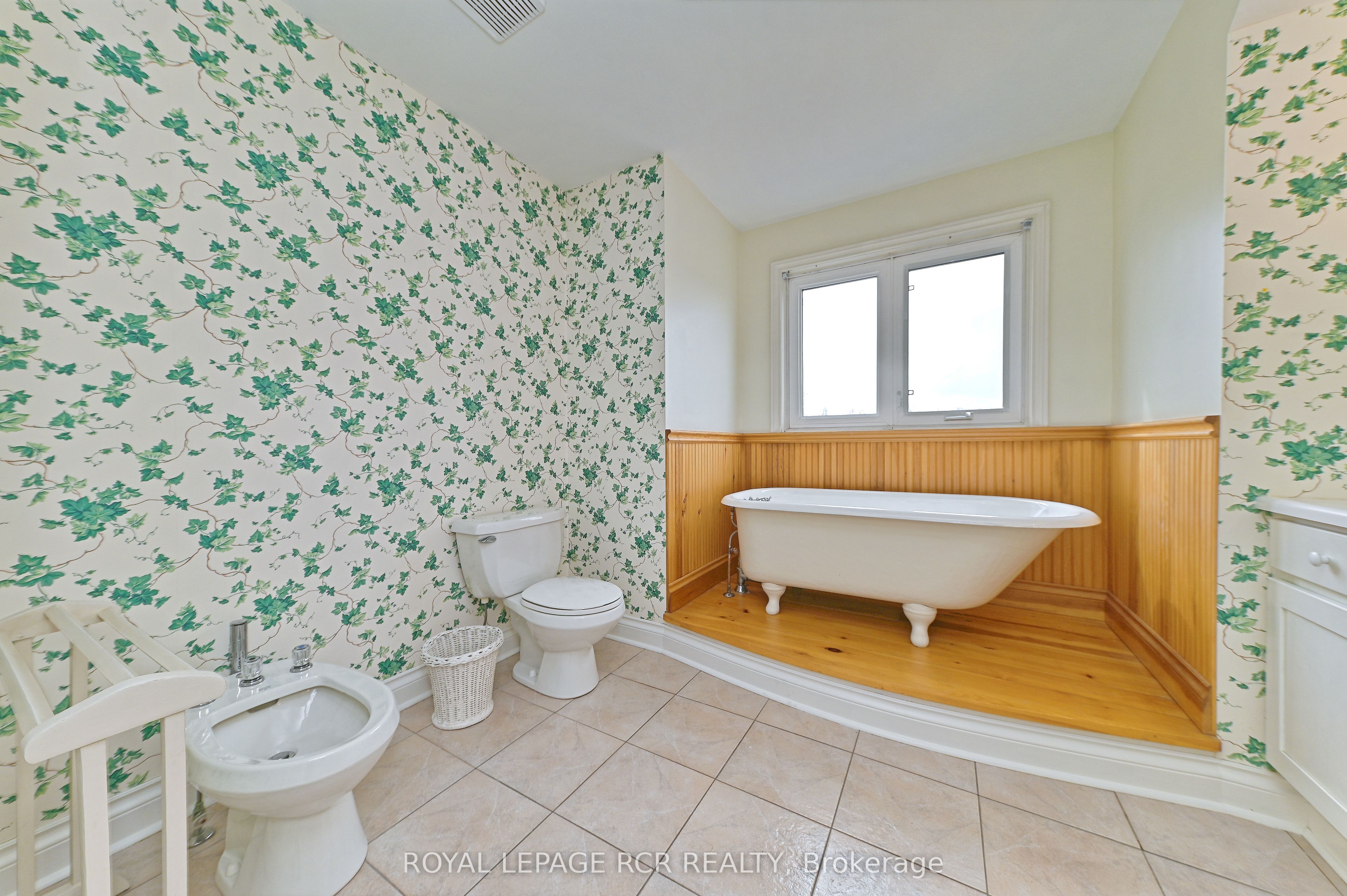 836206 4th Line Property Photo 29