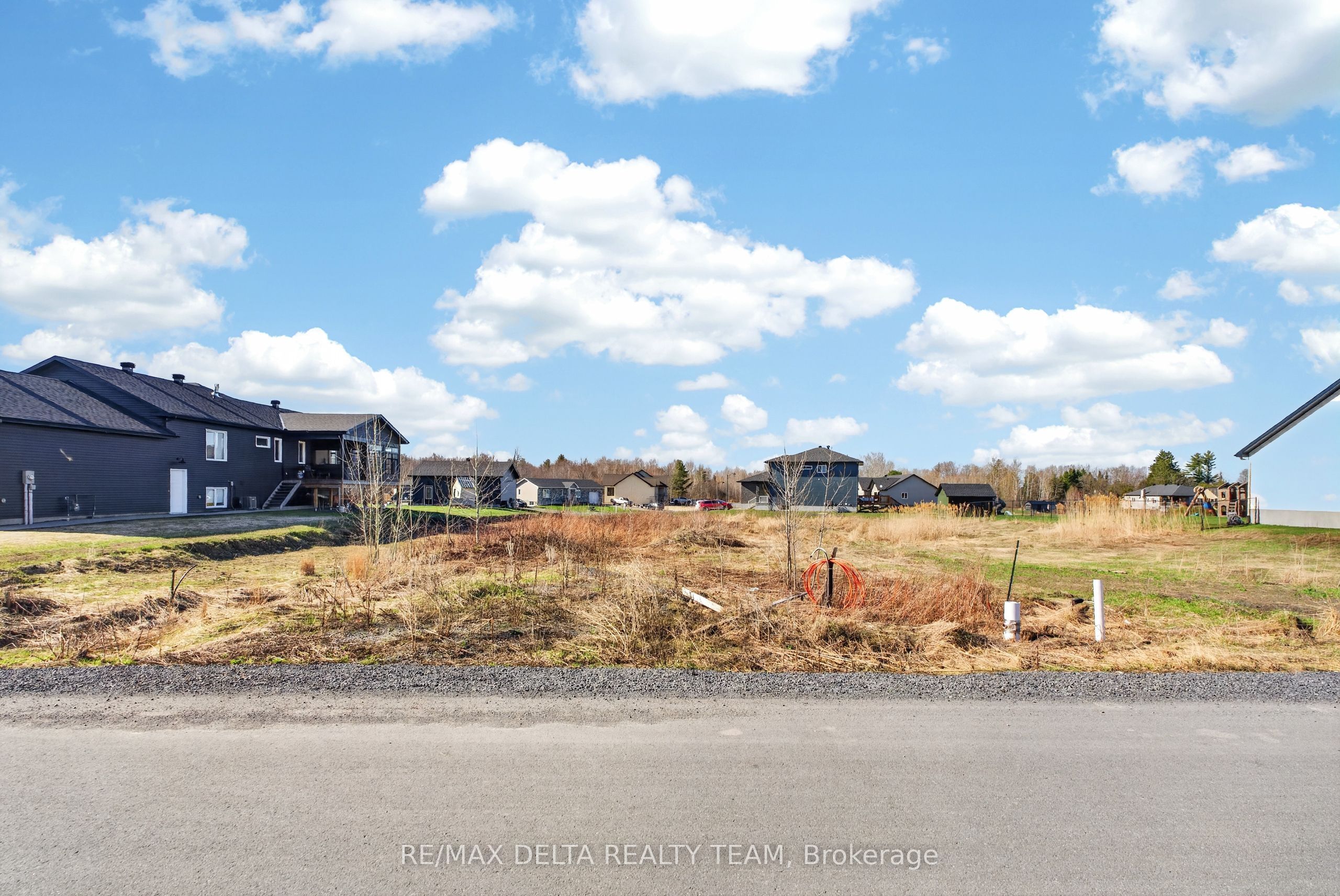 253 Roxanne Street Property Photo 7