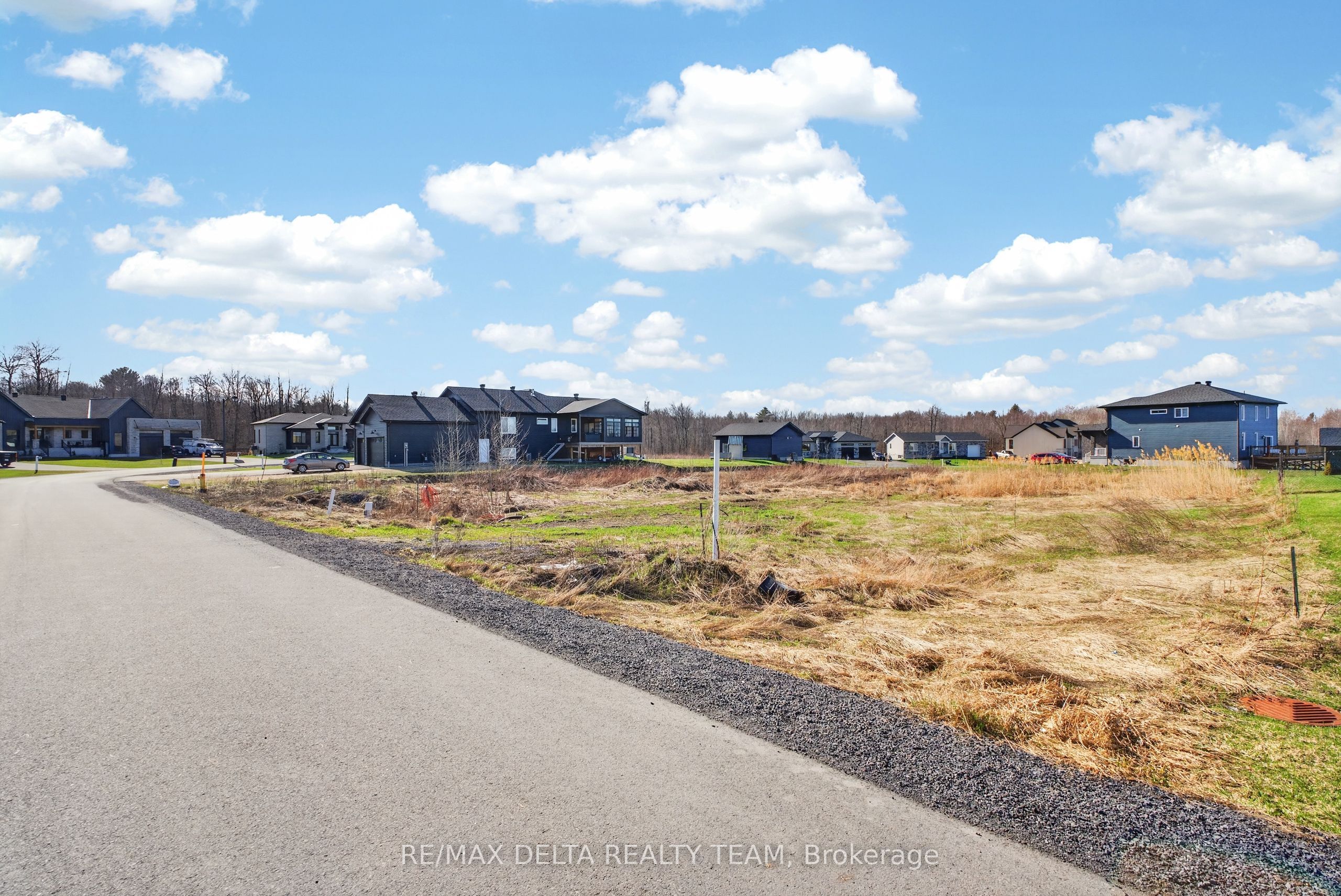 253 Roxanne Street Property Photo 8